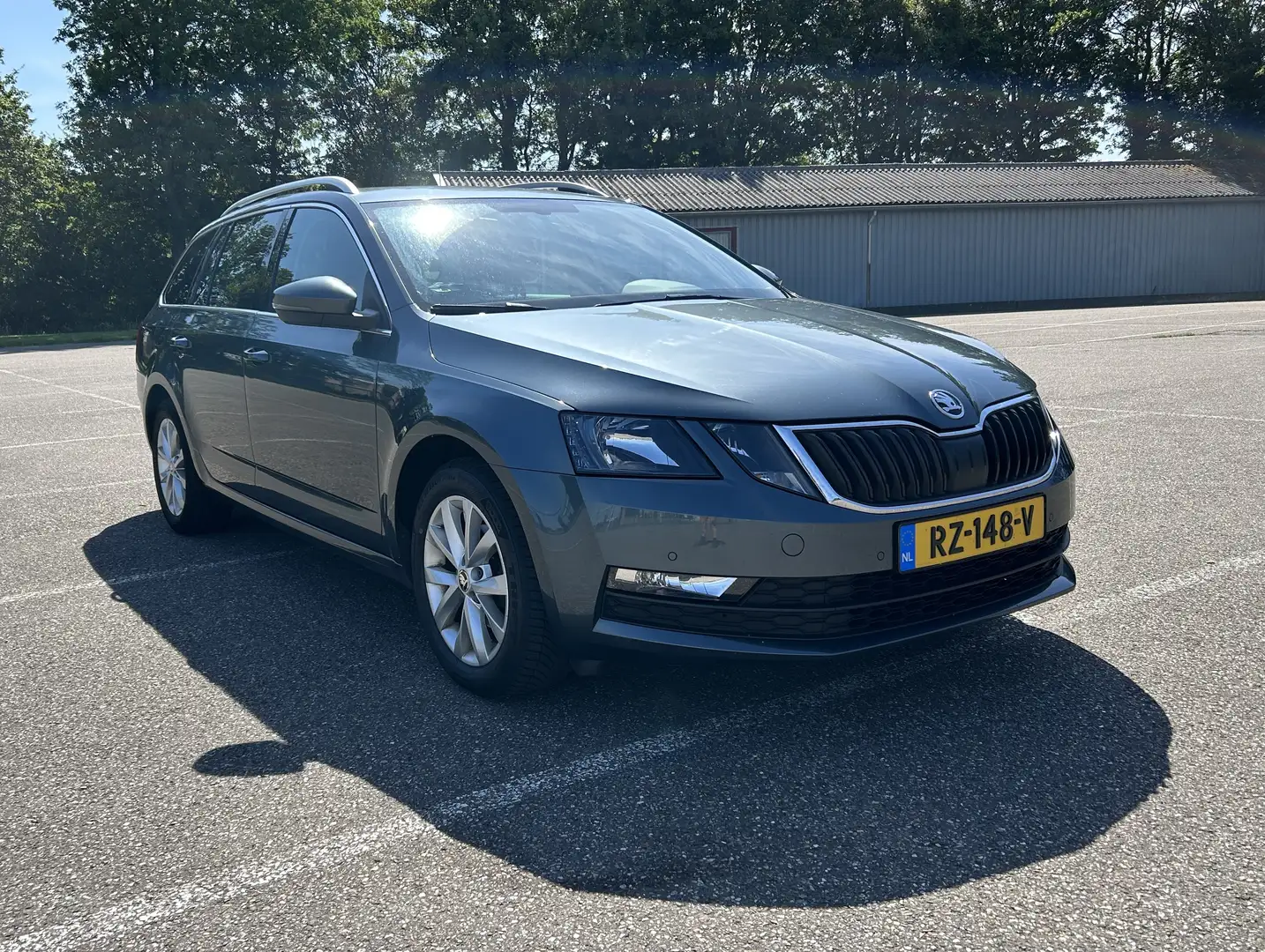 Skoda Octavia Octavia 1.6 TDI Grt Amb Bns Grijs - 2
