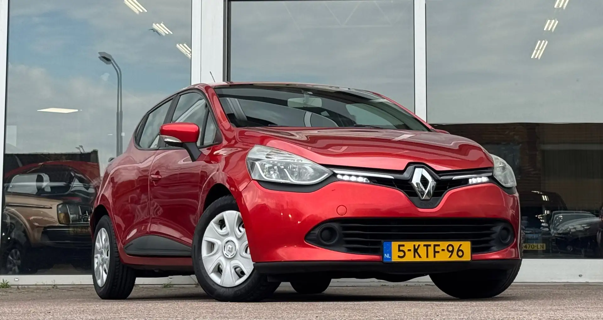 Renault Clio 0.9 TCe Expression Navigatie 3e Eigenaar APK 22-04 Rouge - 2