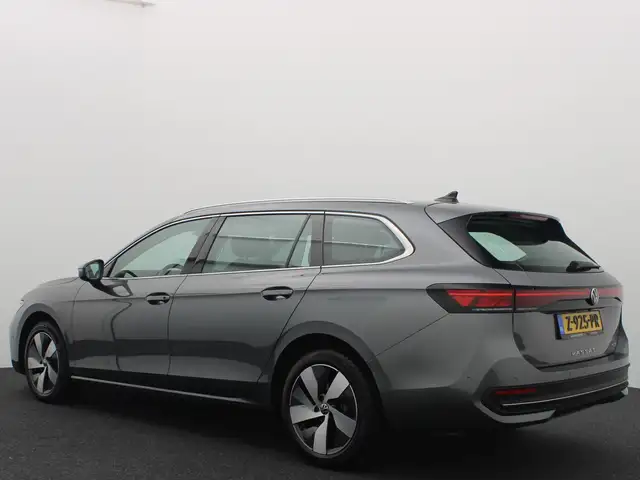 Volkswagen Passat view 3