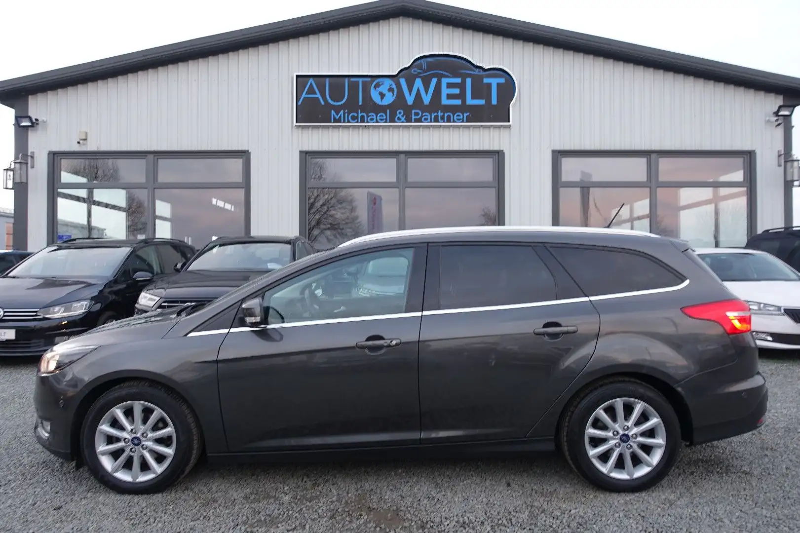 Ford Focus 1.0 125PS 1.HAND Insp+Zahnr.+TÜV Neu AHK Gris - 1