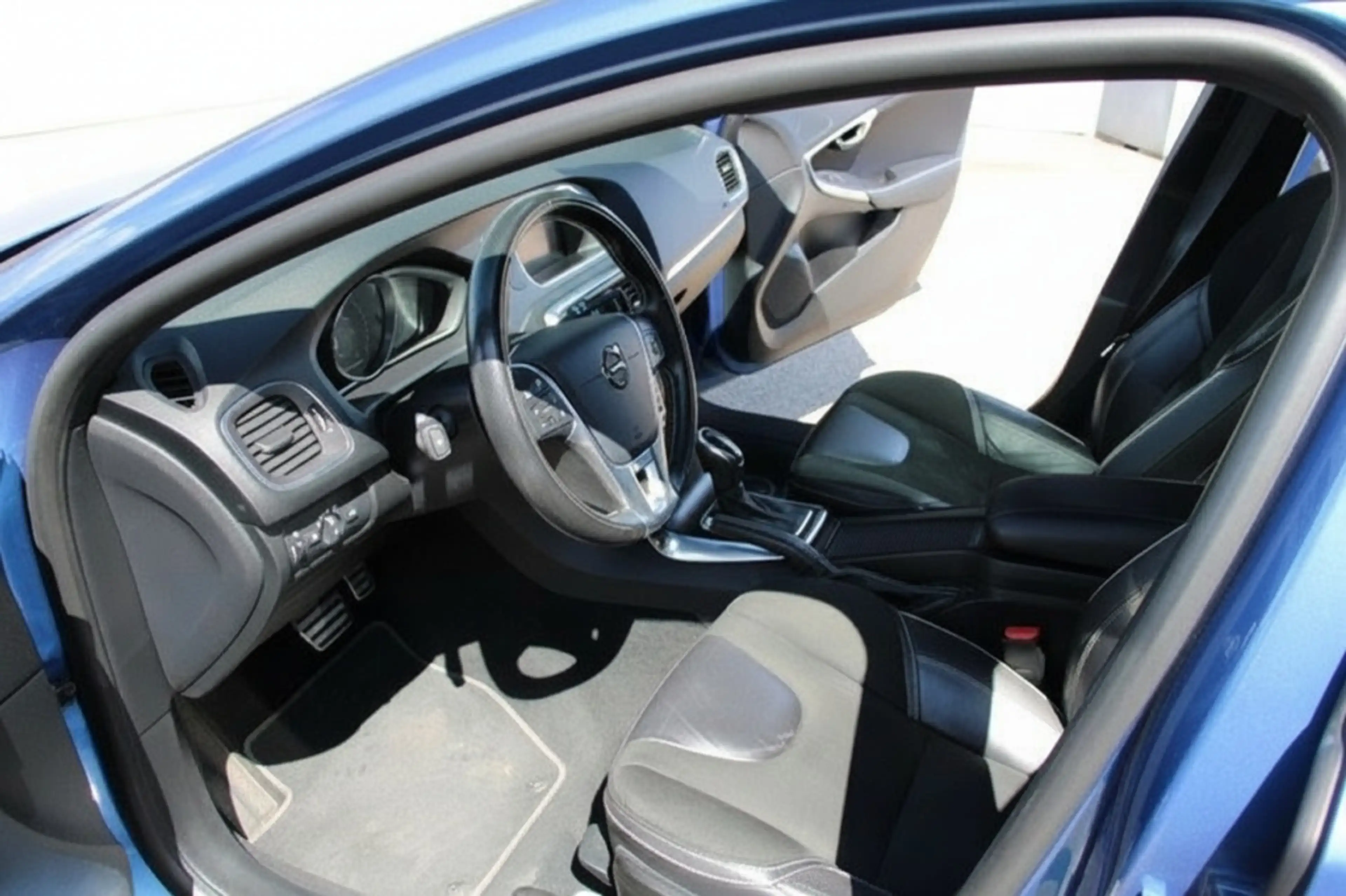Volvo V40 1.5 T3 Polar+ Sport / lederen bekleding / stoelver — photo 11