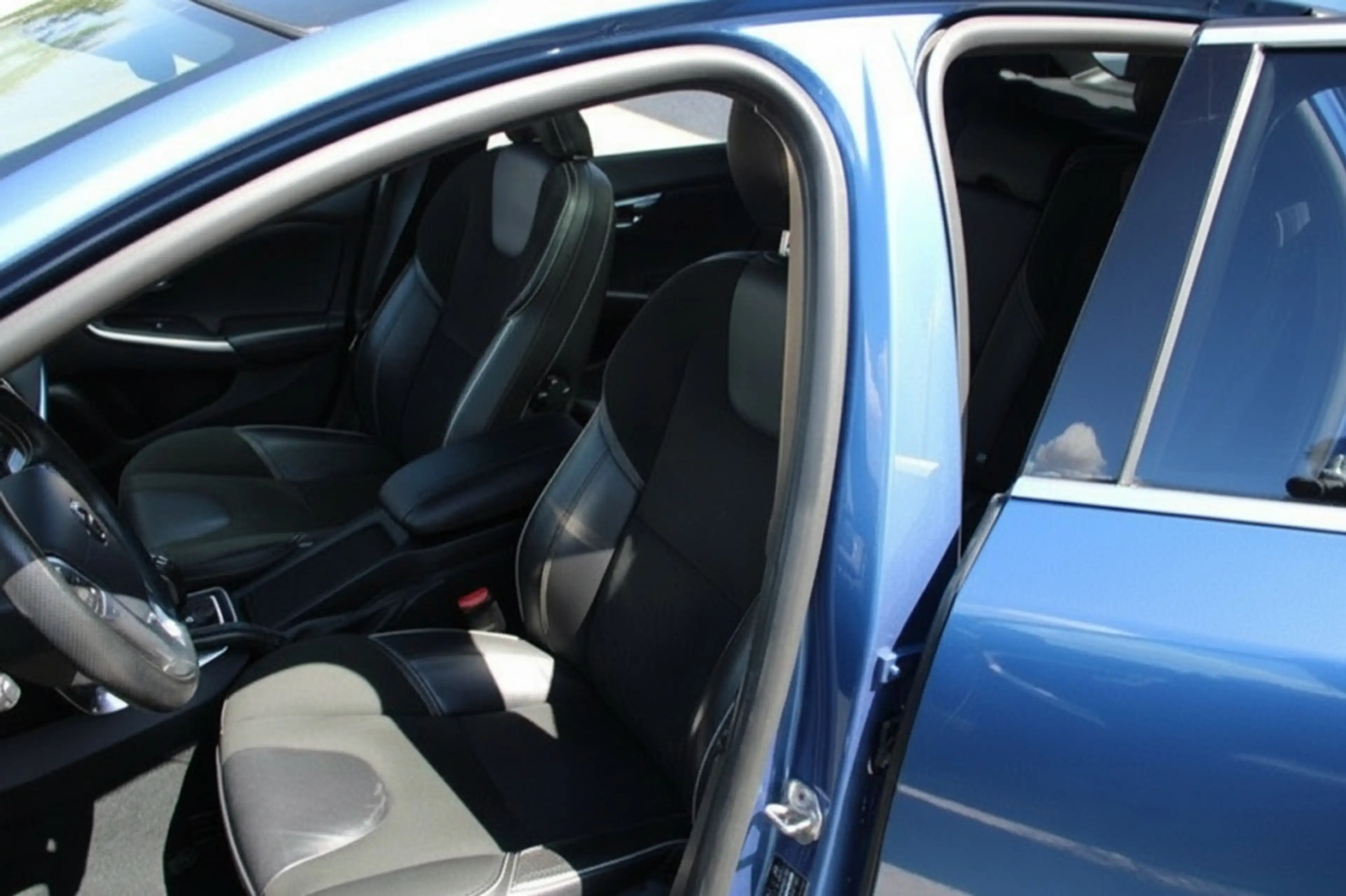 Volvo V40 1.5 T3 Polar+ Sport / lederen bekleding / stoelver — photo 12