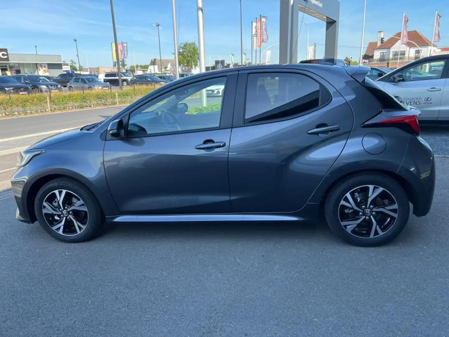 Toyota Yaris Iconic + Hi tech pack 1.5 Hyb Grau - 2