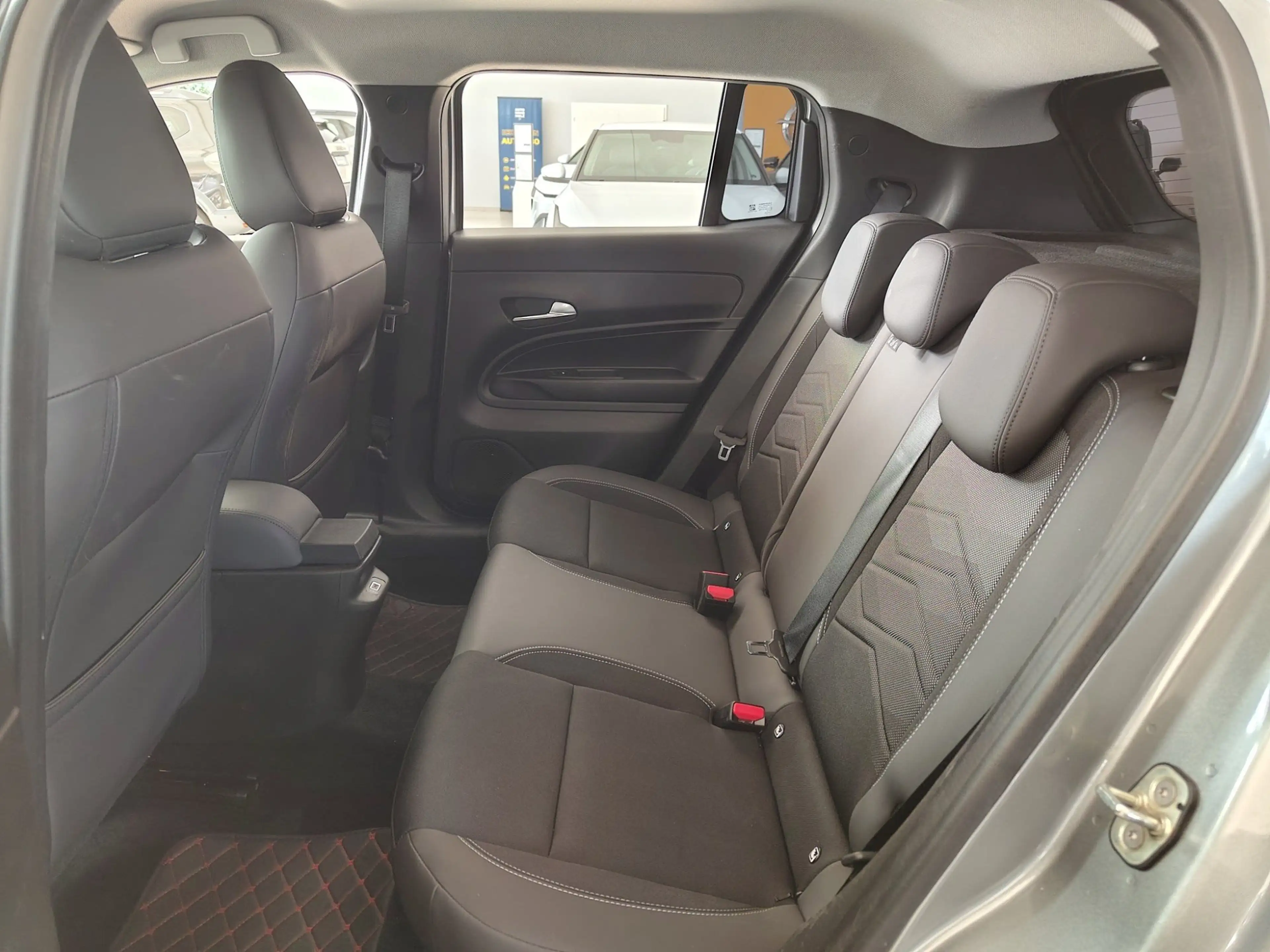 Jeep Avenger 1.2 MHEV Altitude JBL ACC LED — photo 9