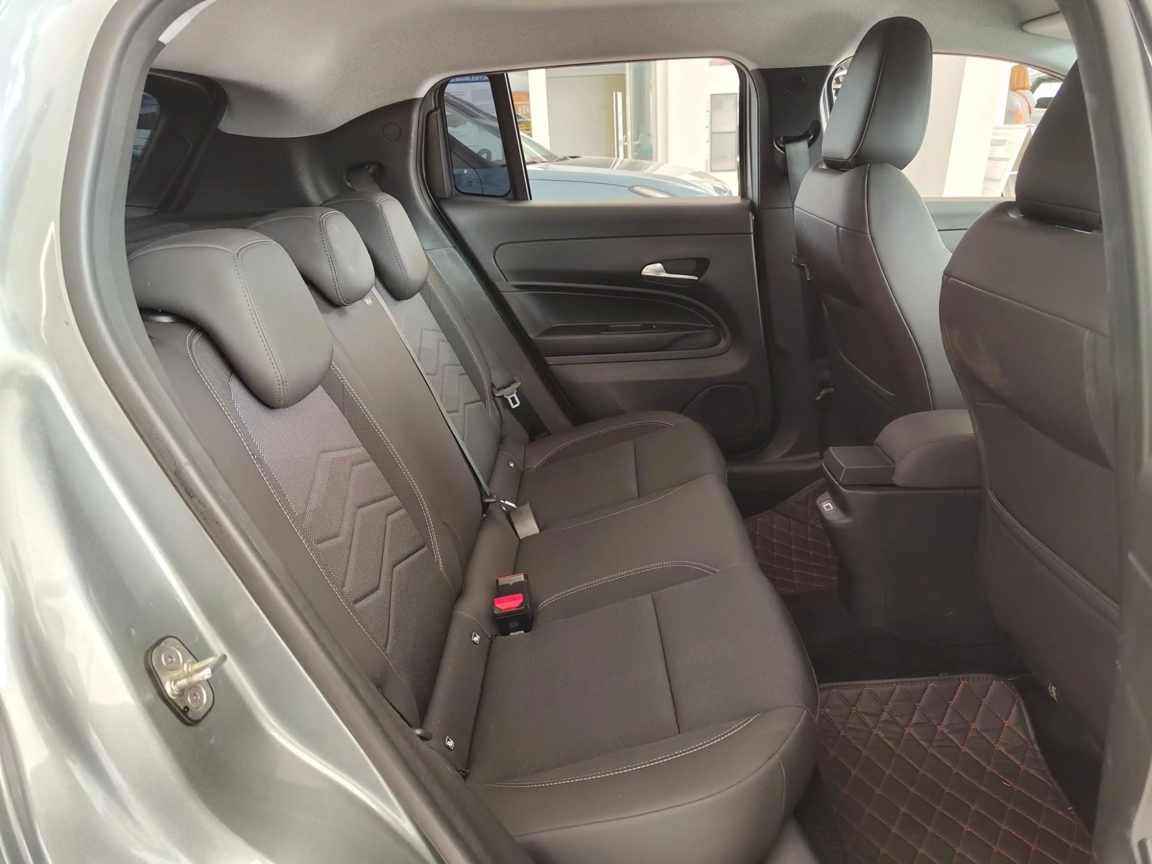 Jeep Avenger 1.2 MHEV Altitude JBL ACC LED — photo 12