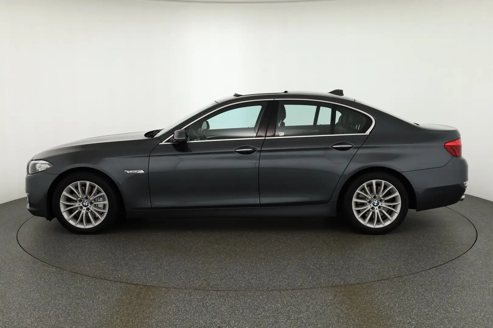 BMW 530 530d xDrive Navi Panorama Head-Up Kamera Leder Šedá - 2