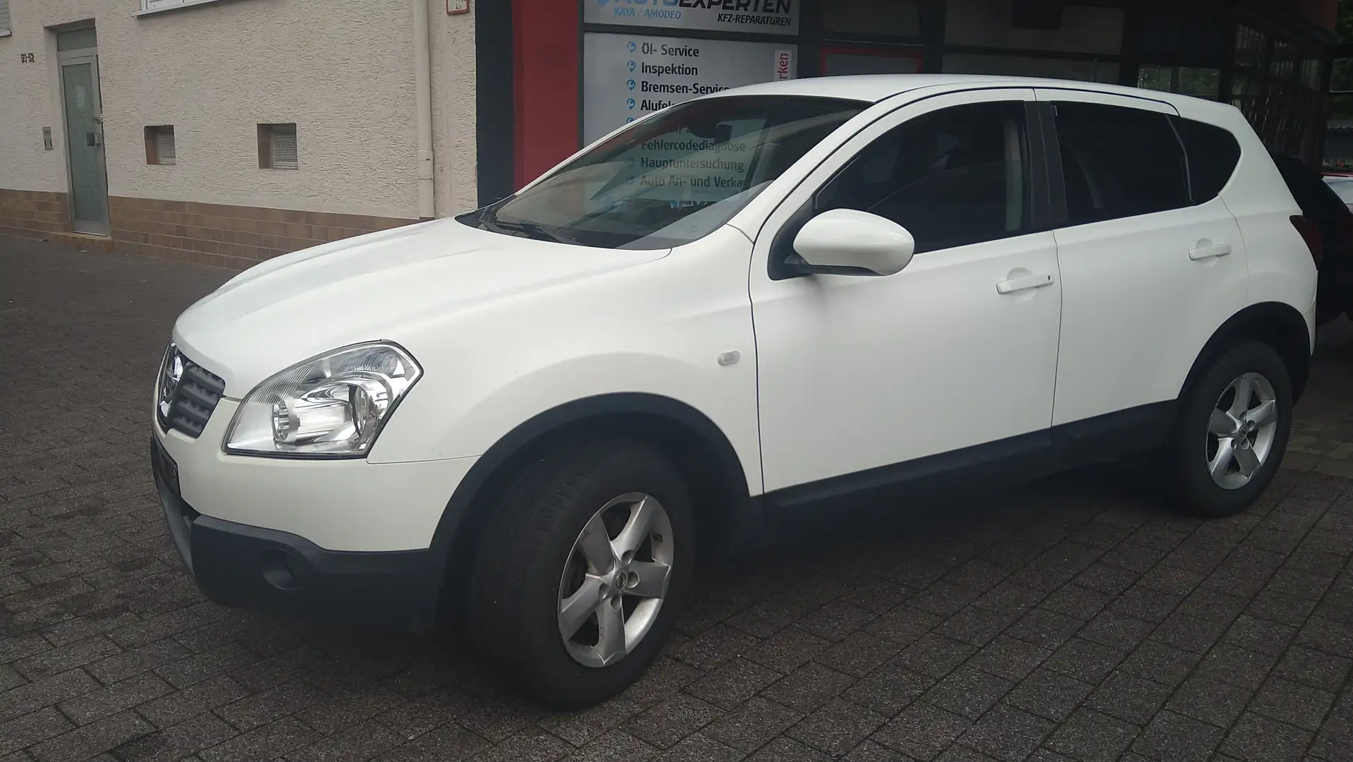 Nissan Qashqai 2,0 Automatik White - 1