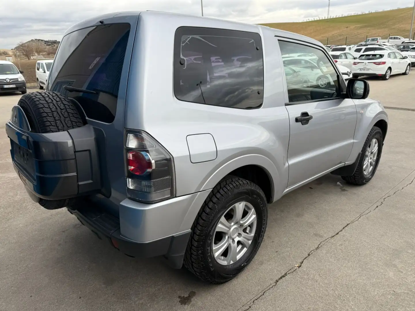 Mitsubishi Montero 3.2DI-D Spirit Silber - 2