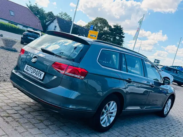 Volkswagen Passat view 6