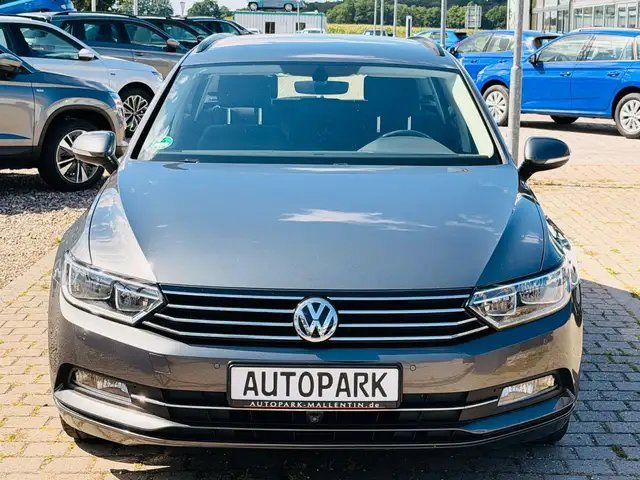 Volkswagen Passat view 2