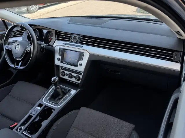 Volkswagen Passat view 12