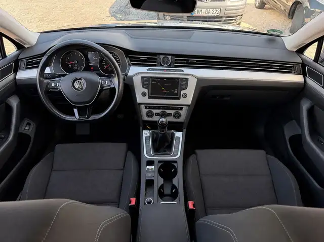 Volkswagen Passat view 13