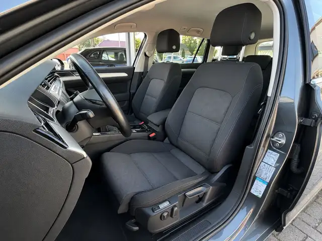 Volkswagen Passat view 8