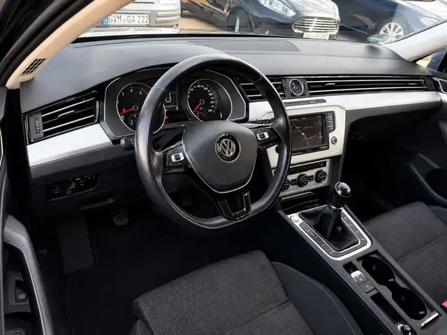 Volkswagen Passat view 9
