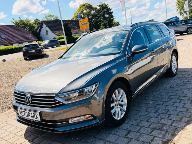 Volkswagen Passat view 3