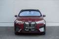 BMW iX eDrive50 LASER/SKYLOUNGE/LUCHTV/360°/ACC/CARPLY Rood - thumbnail 3