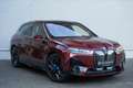 BMW iX eDrive50 LASER/SKYLOUNGE/LUCHTV/360°/ACC/CARPLY Rood - thumbnail 2