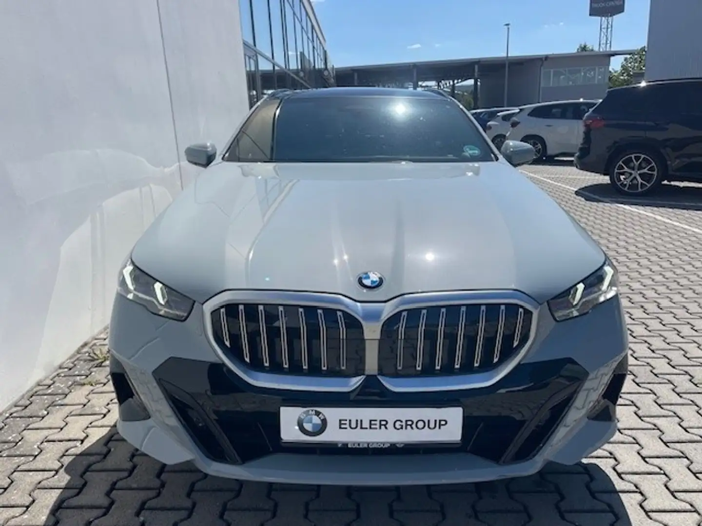 BMW 540 d xDr. Tour. M Sport Pano StandHzg B&W PAProf Trav Grau - 2