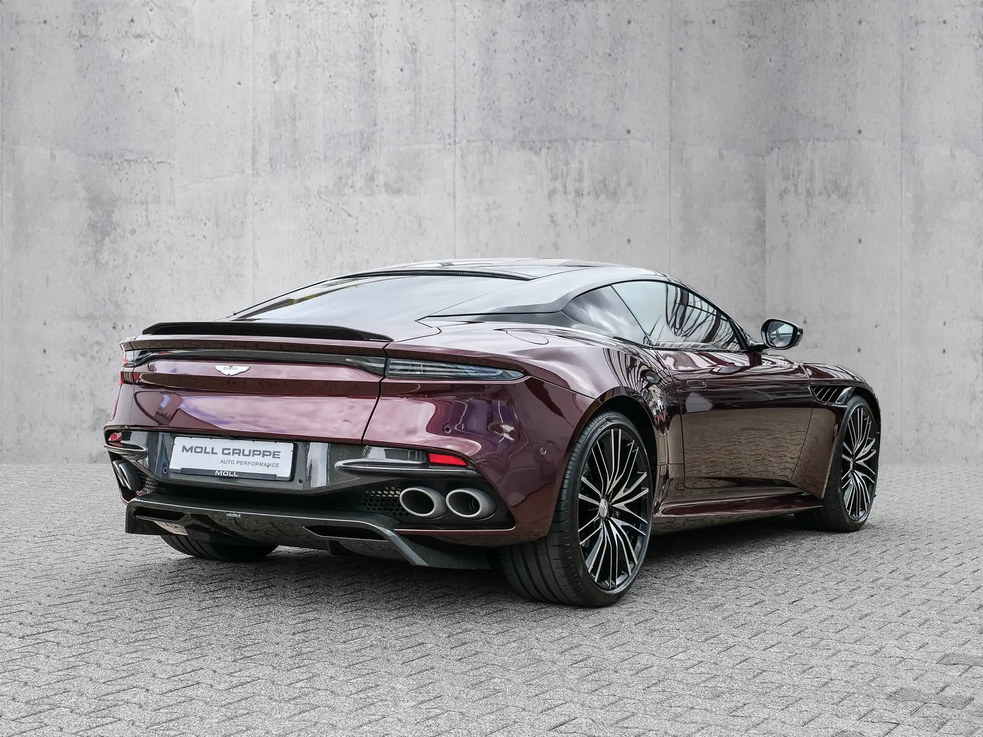 애스턴마틴 DBS Coupe 2024 버건디 사진 4