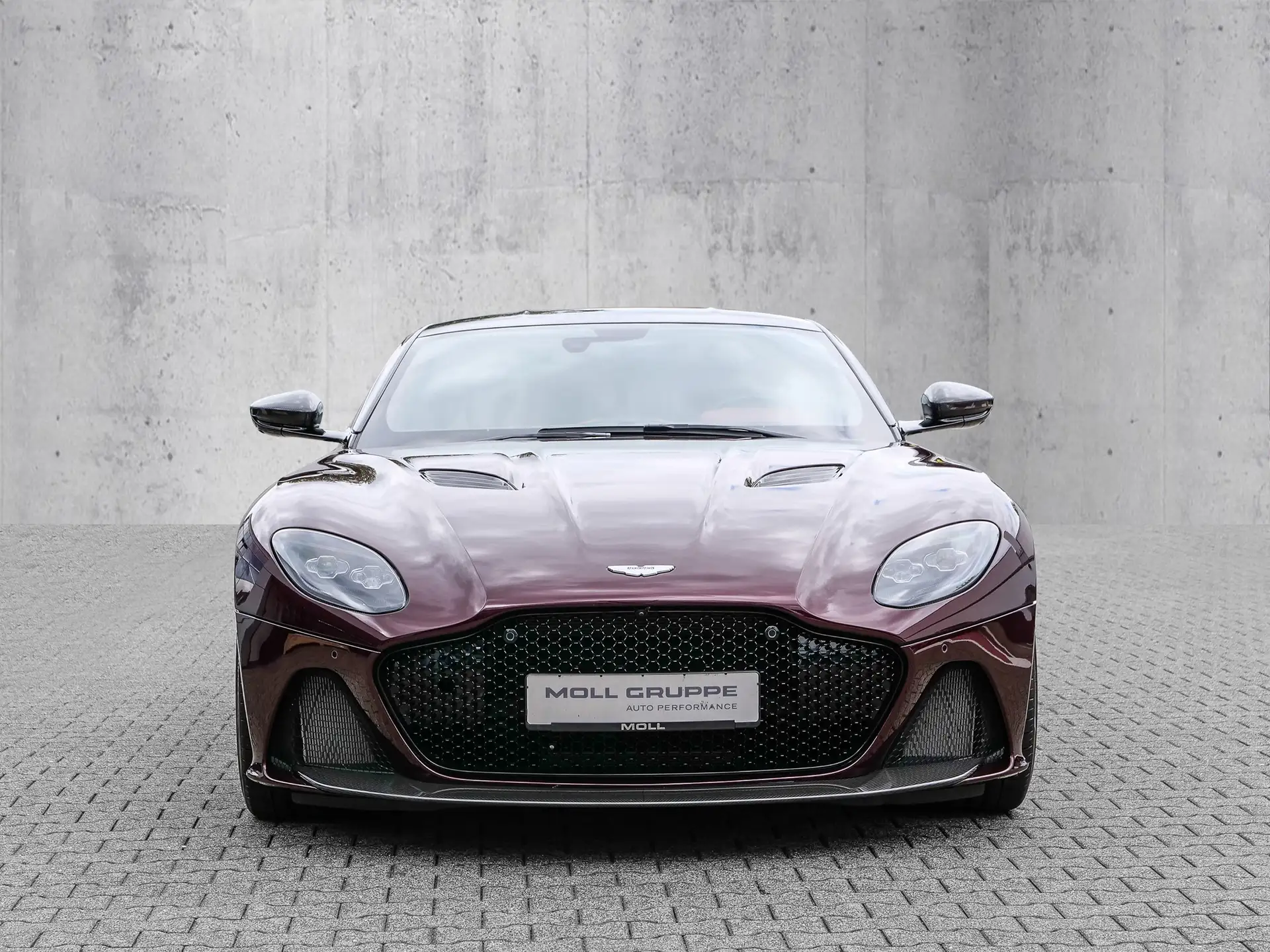 애스턴마틴 DBS Coupe 2024 버건디 사진 6