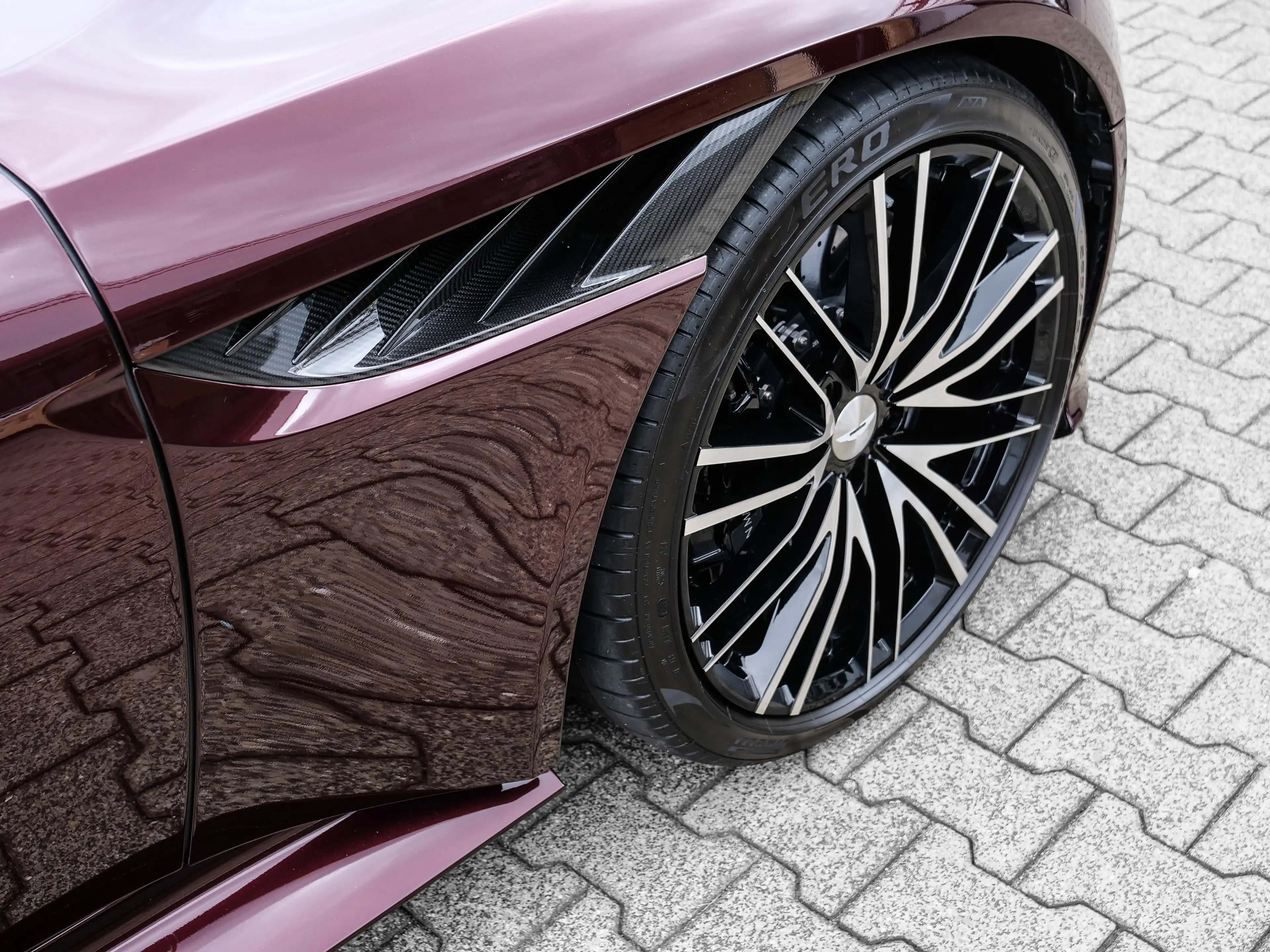 Aston Martin DBS Devine Red, Full Carbon — photo 12