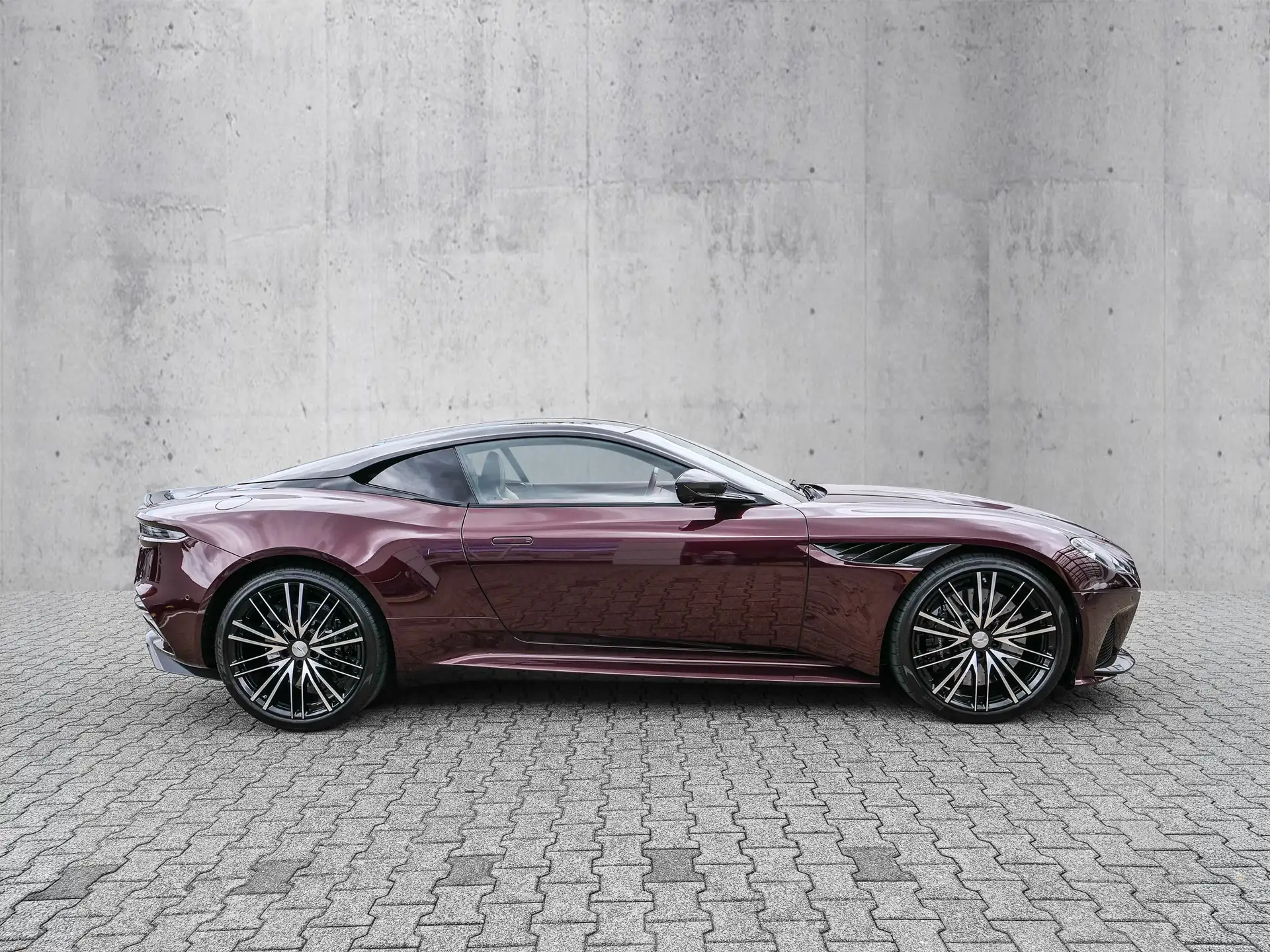 애스턴마틴 DBS Coupe 2024 버건디 사진 3
