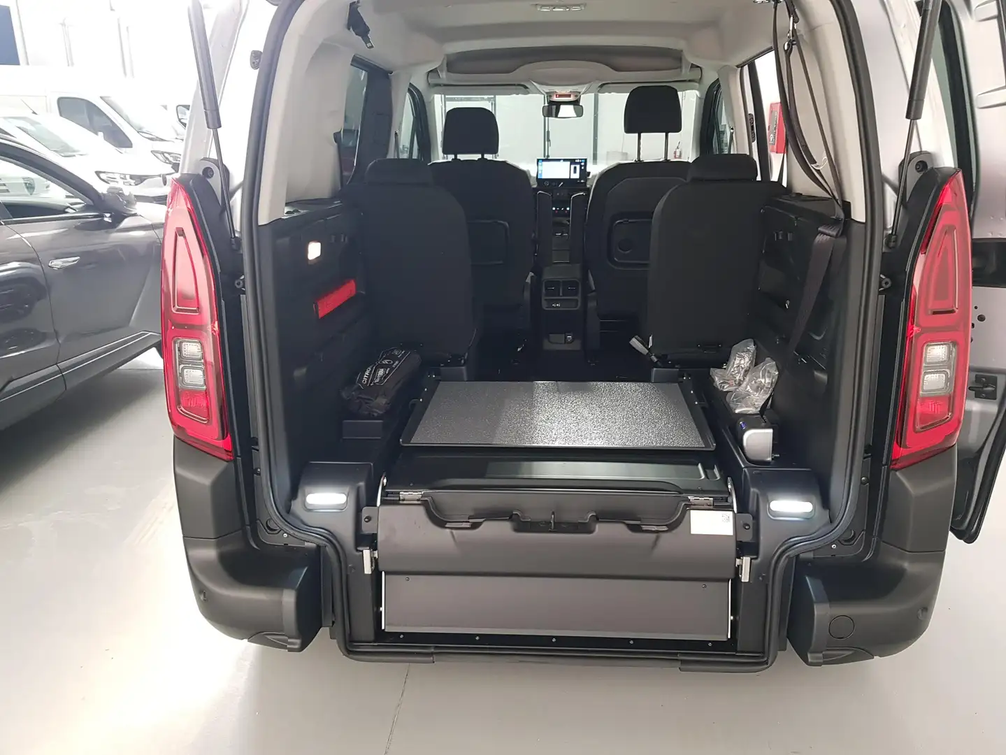 Citroen Berlingo Trasporto Disabili con pedana BlueHDi 130 S&S EAT8 Grigio - 2