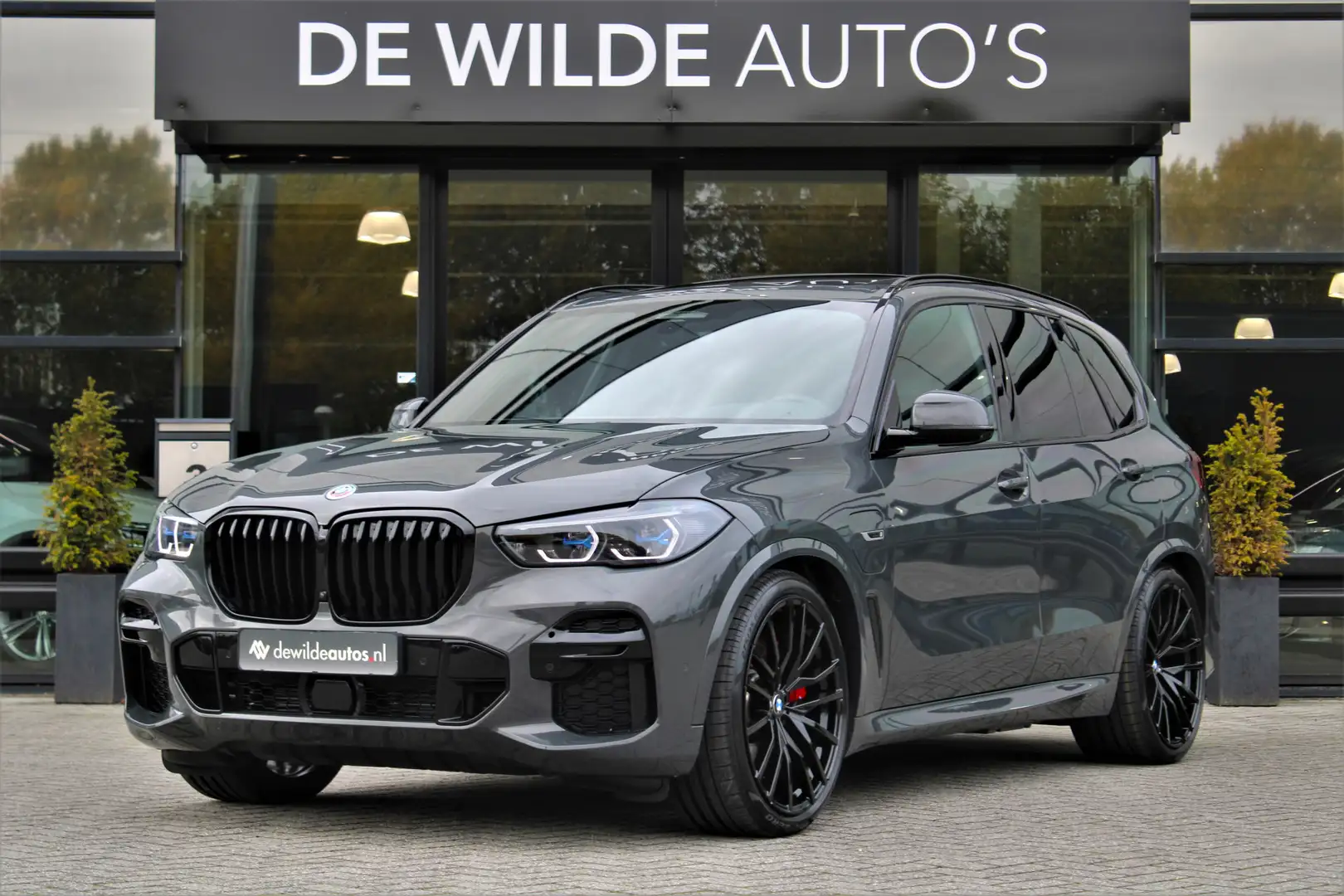 BMW X5 xDrive45e M-sport 394pk Dravit M-seats Pano 4-wiel Grijs - 1