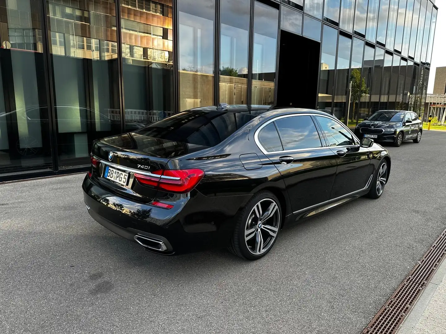 BMW 740 740Li Schwarz - 2