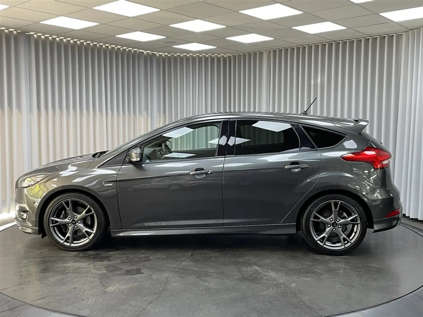 Ford Focus 1.5i EcoB. / ST-Line / Aut. / Navi / Cruise co ... Gris - 2
