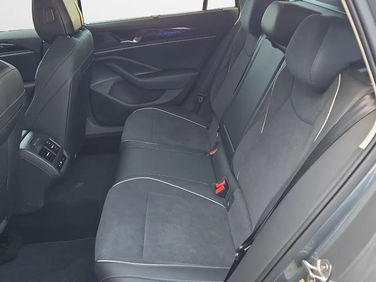 Volkswagen Passat Variant 1.5 eTSI DSG Elegance 12