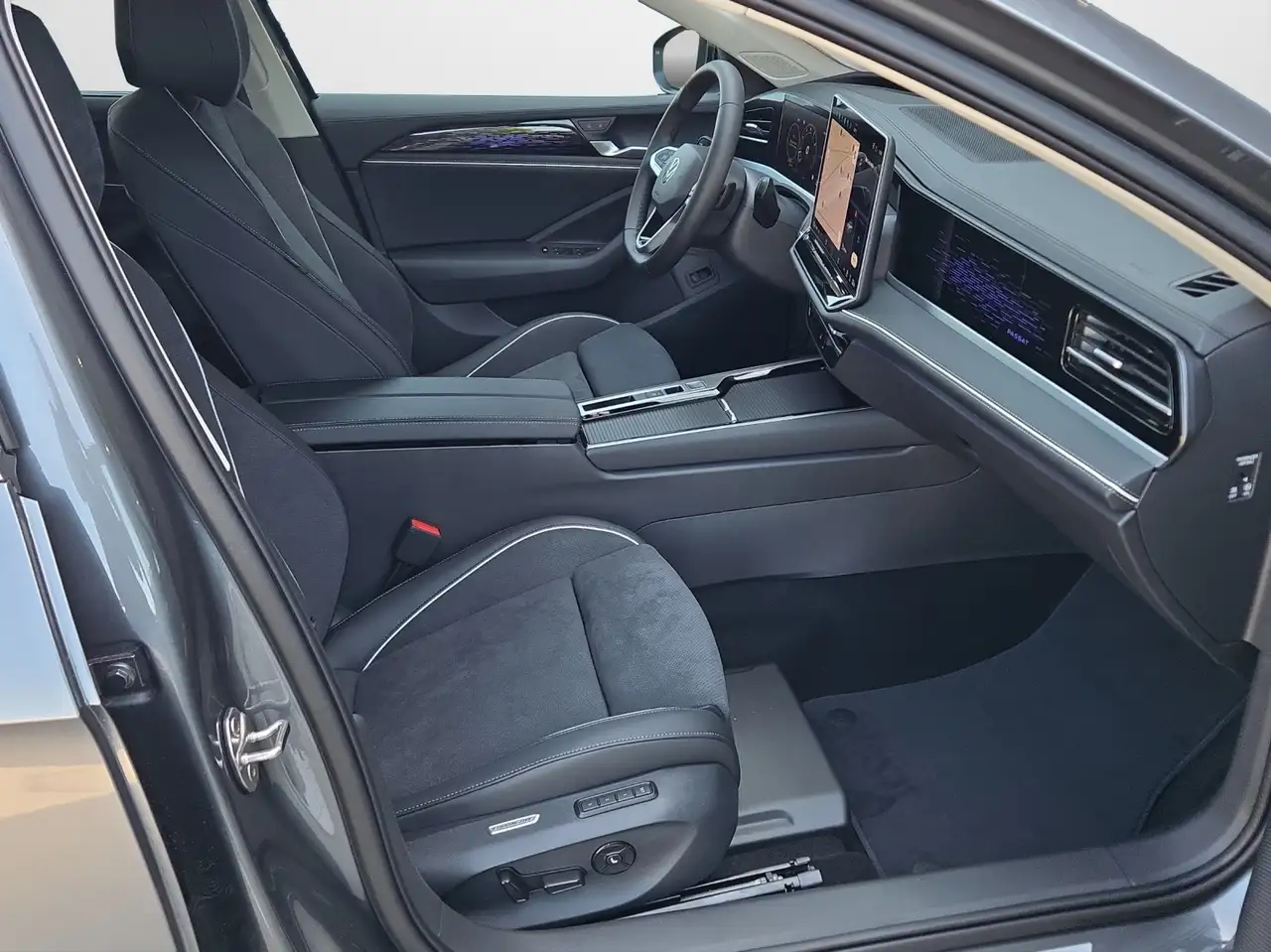 Volkswagen Passat Variant 1.5 eTSI DSG Elegance 14