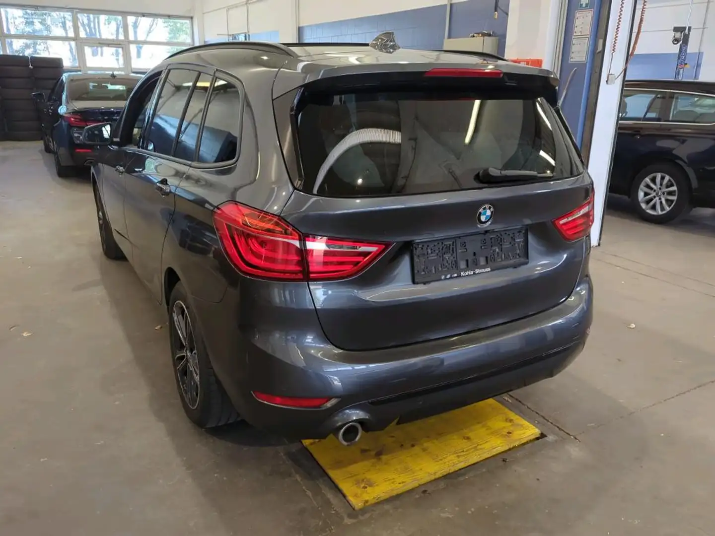 BMW 216 216 d Sport Line * LED, AHK, Kamera, Sportsitze, usw...* Grau - 2