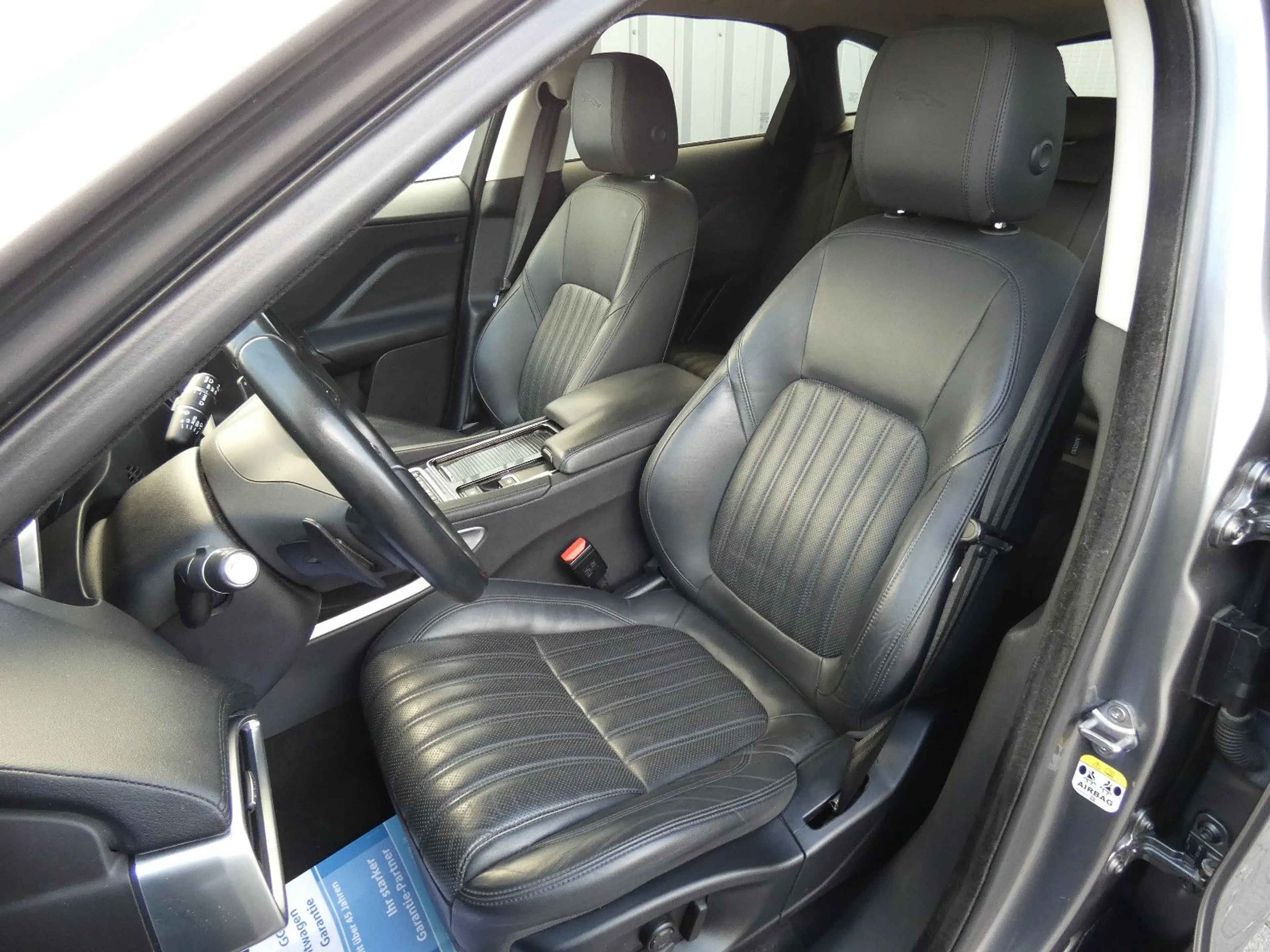 Jaguar F-Pace F-PACE Portfolio AWD-Motor Überholt — photo 12