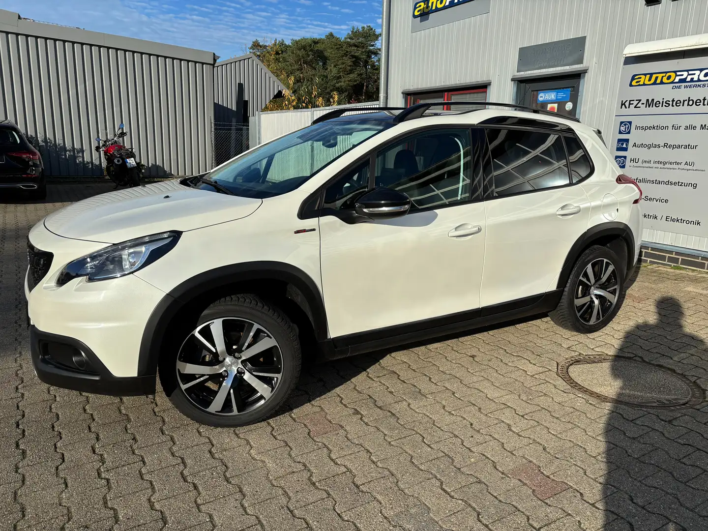 Peugeot 2008 Allure GT-Line *Panorama*AHK*Navi*Kamera*SHZ* Blanc - 2