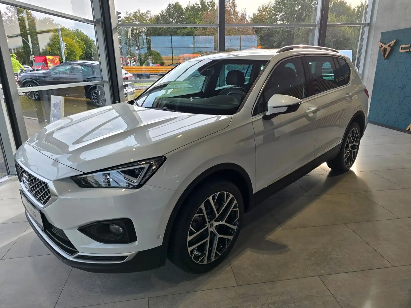 SEAT Tarraco Xperi 2,0 TSI DSG 4Drive*PanoDach* Blanc - 1