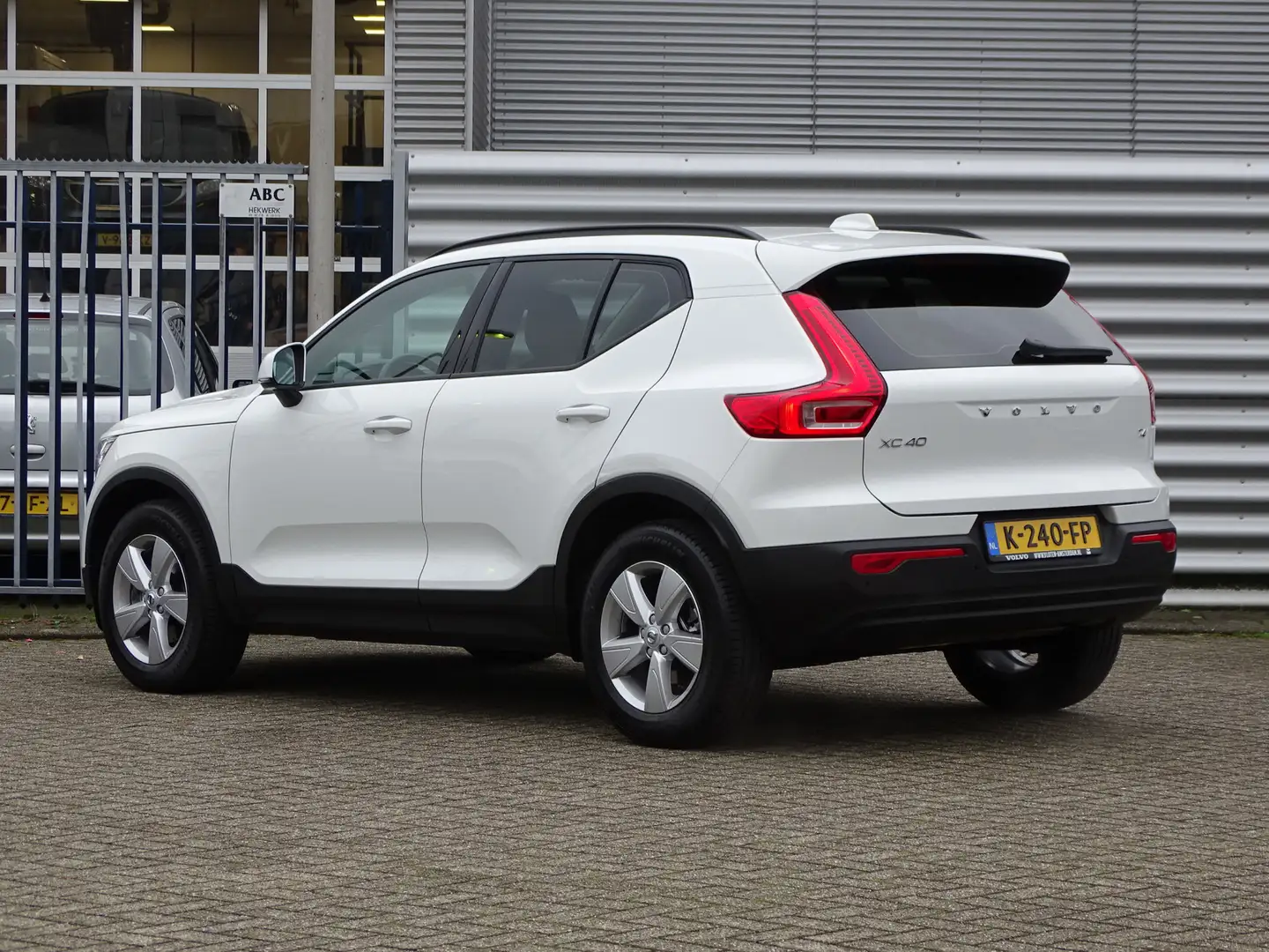 Volvo XC40 T4 Momentum 190PK | Automaat | Navigatie Blanc - 2