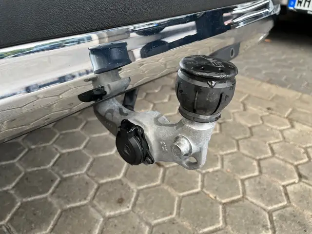 Mercedes-Benz GLC view 13