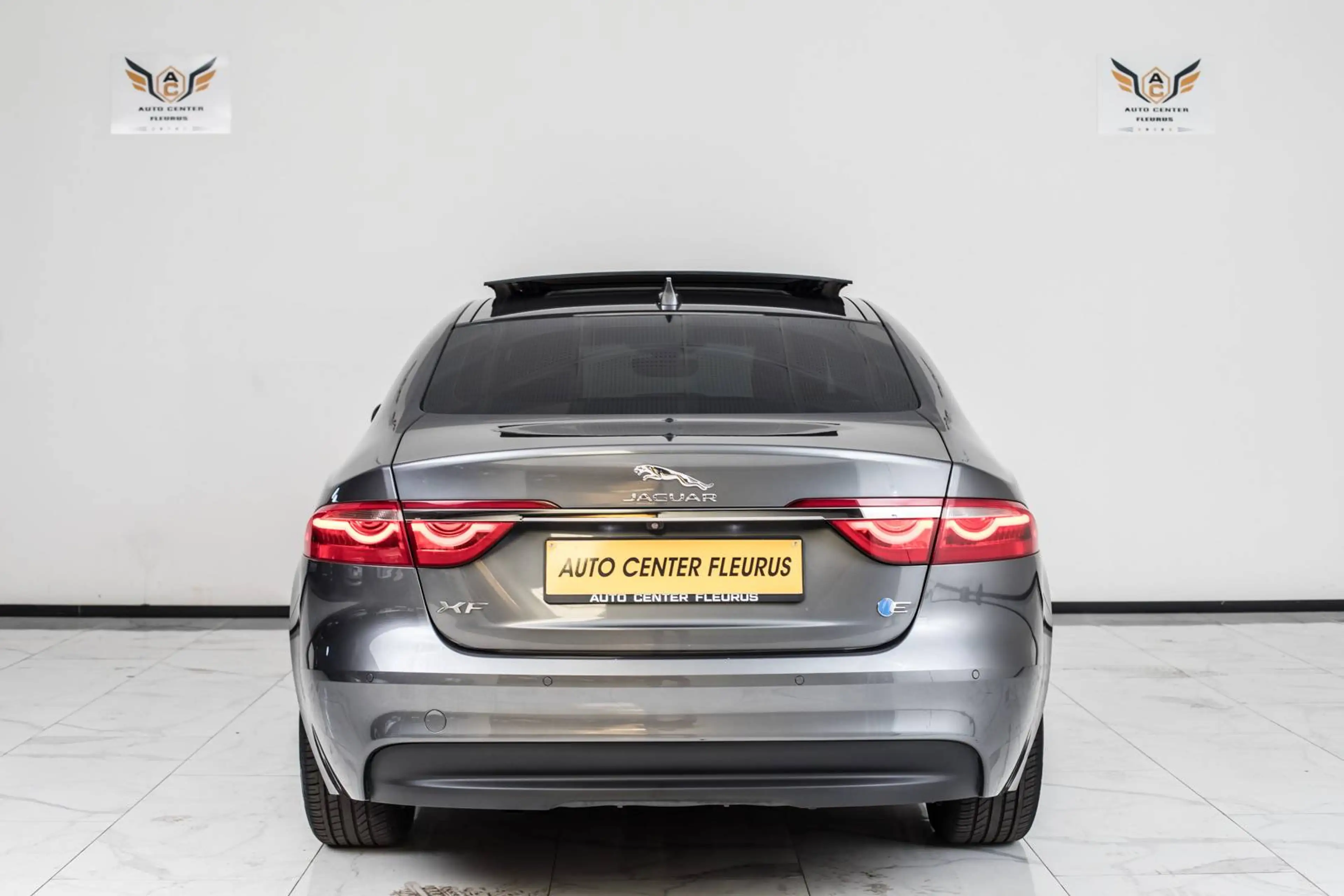 Jaguar XF 2.0 D — photo 6