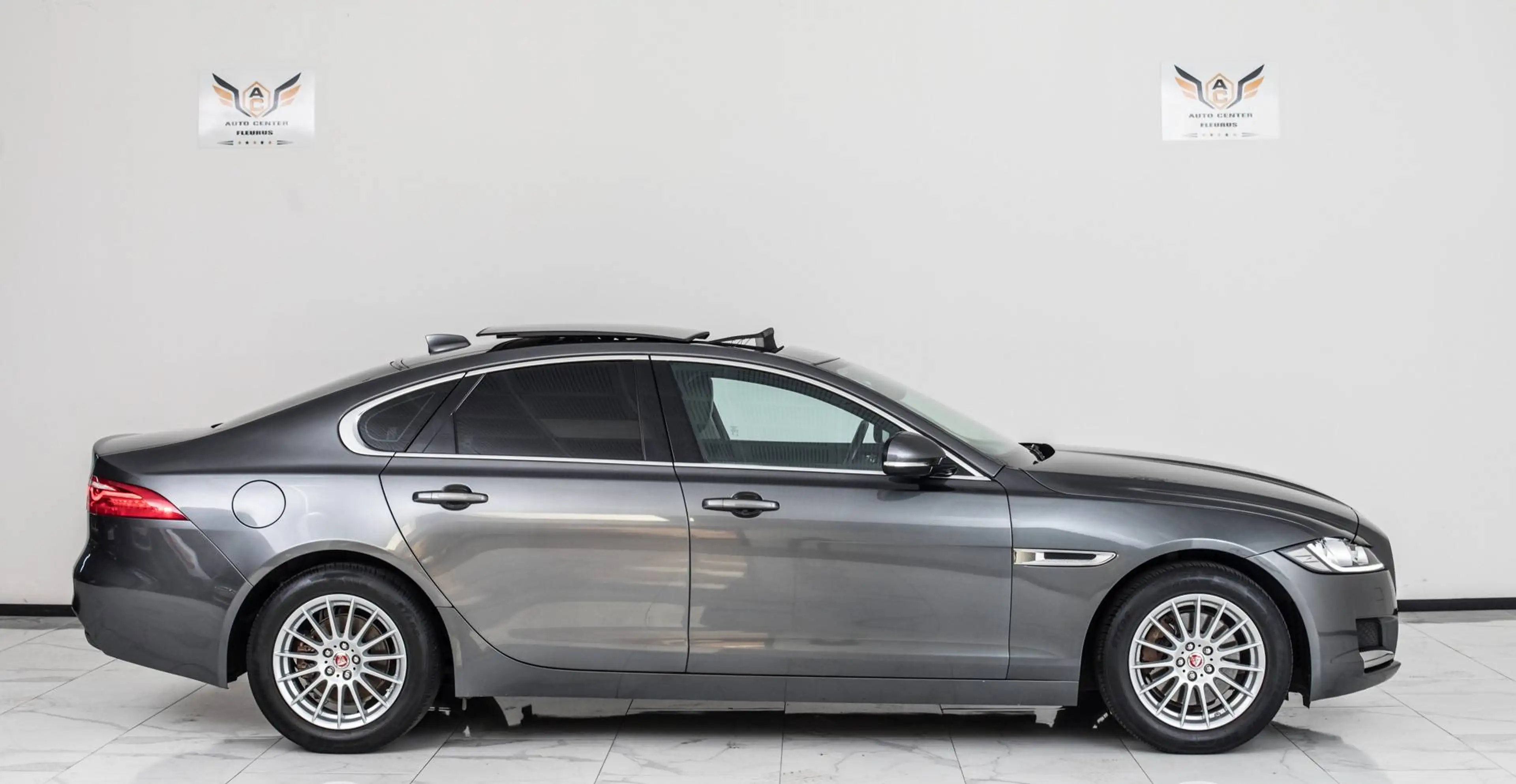 Jaguar XF 2.0 D — photo 9