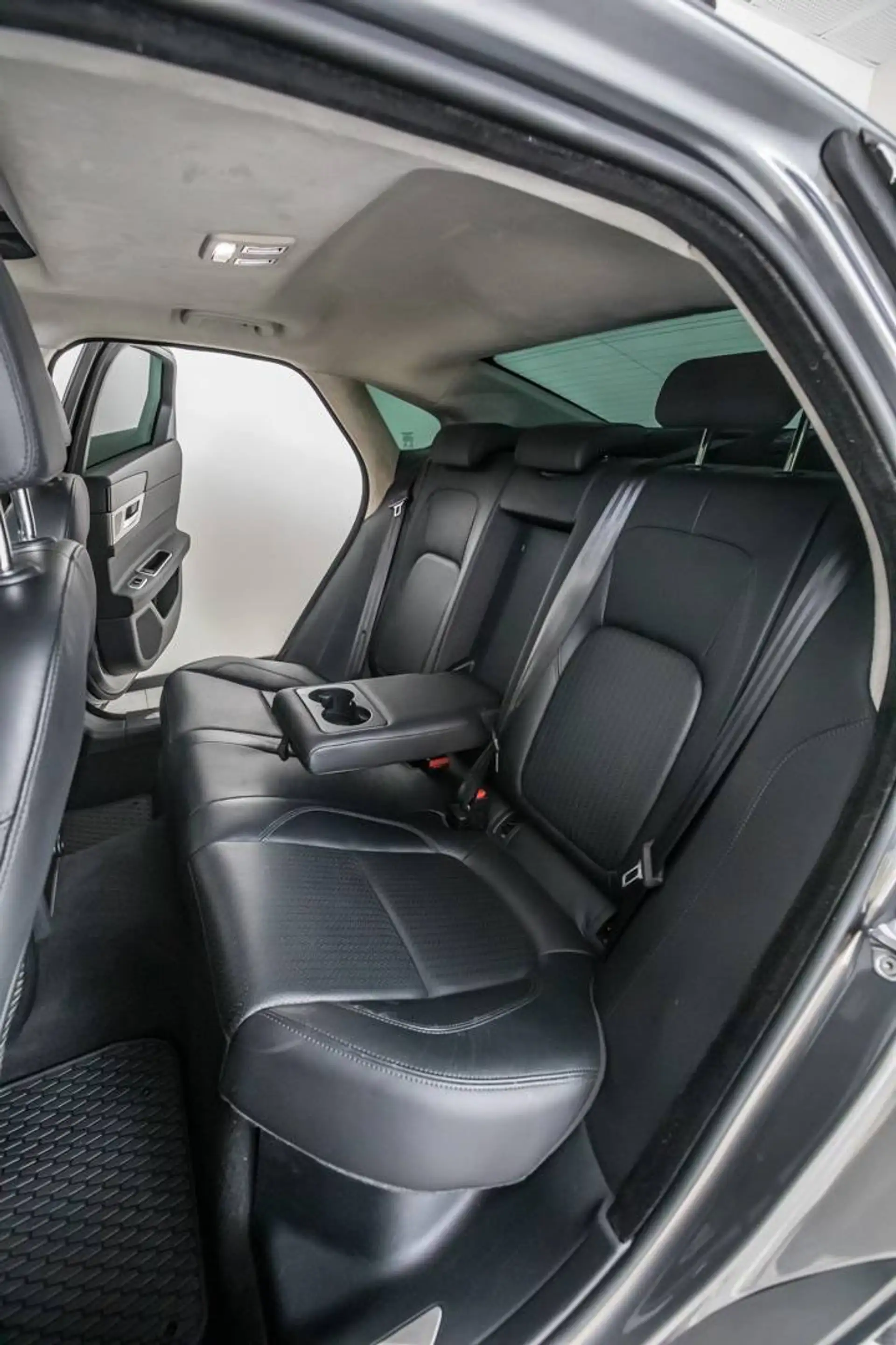 Jaguar XF 2.0 D — photo 15