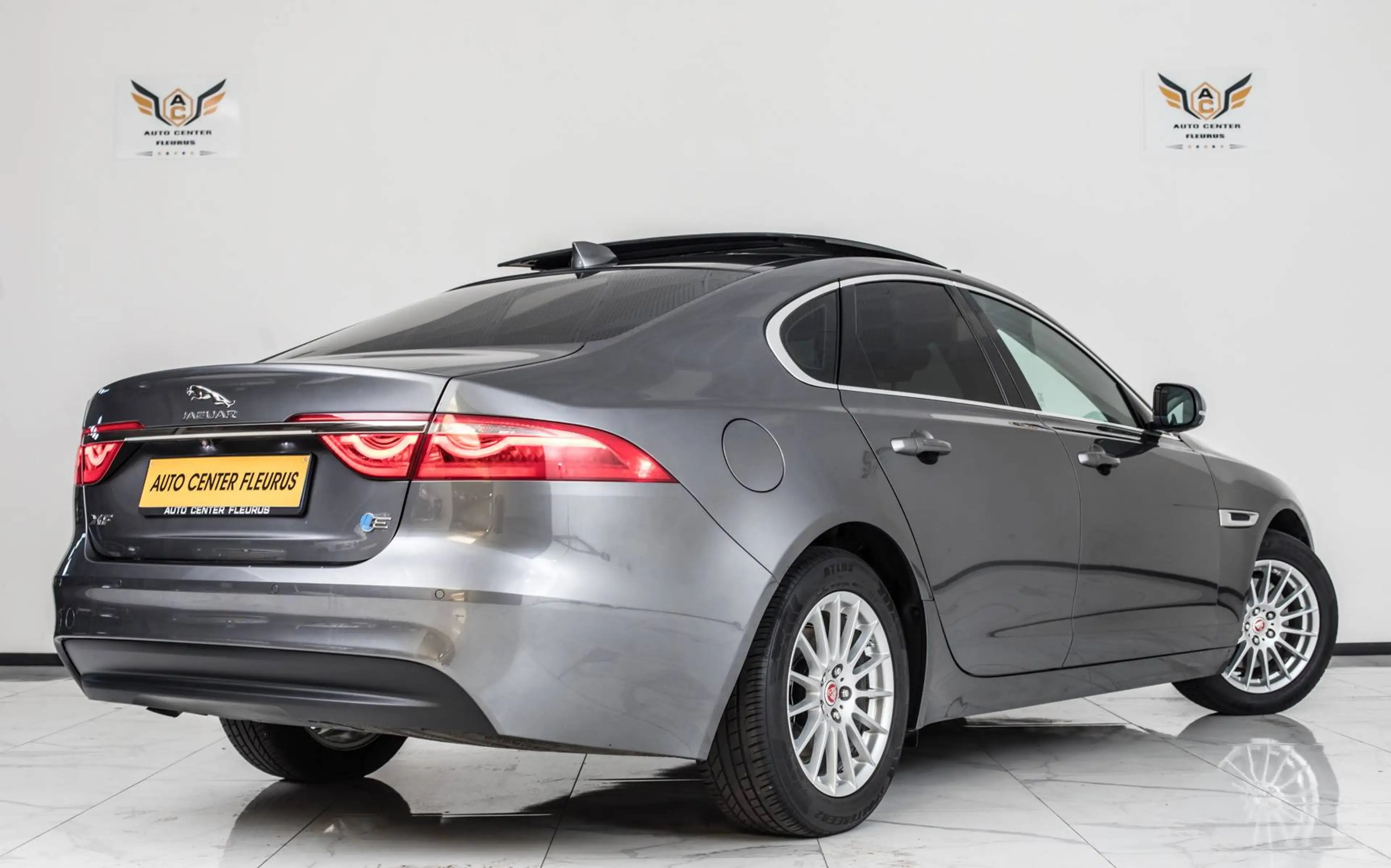 Jaguar XF 2.0 D — photo 5