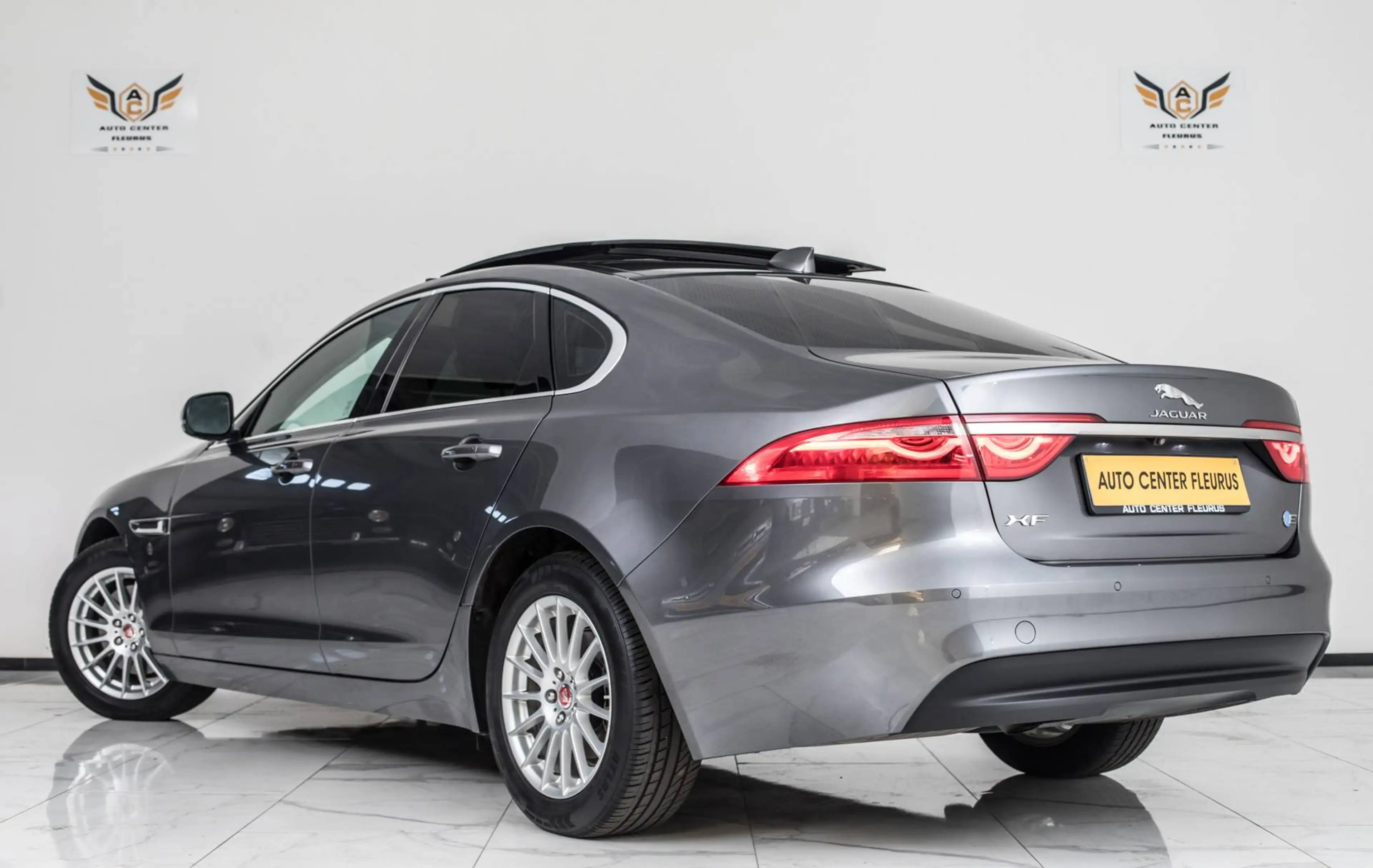 Jaguar XF 2.0 D — photo 7