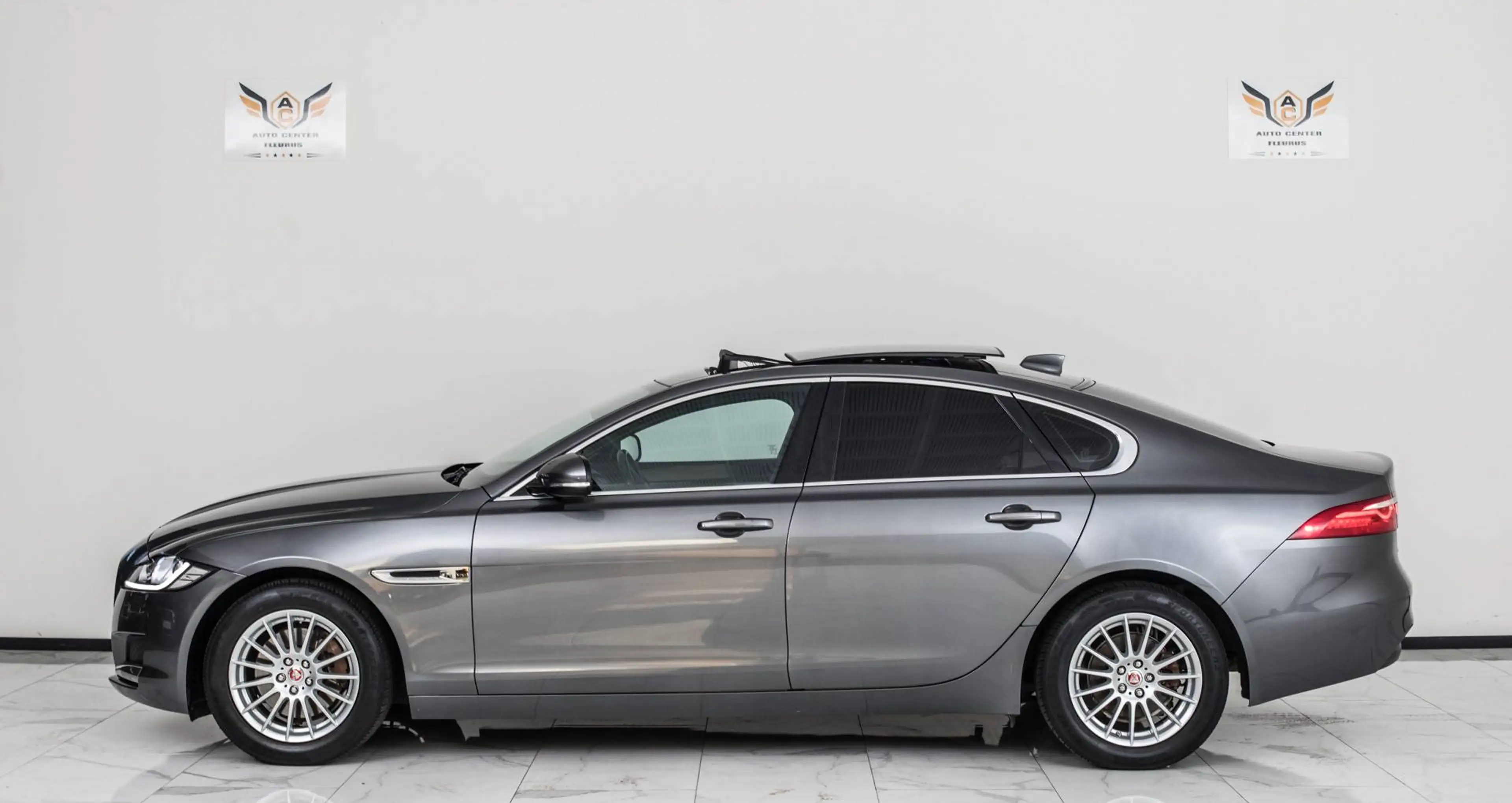 Jaguar XF 2.0 D — photo 8
