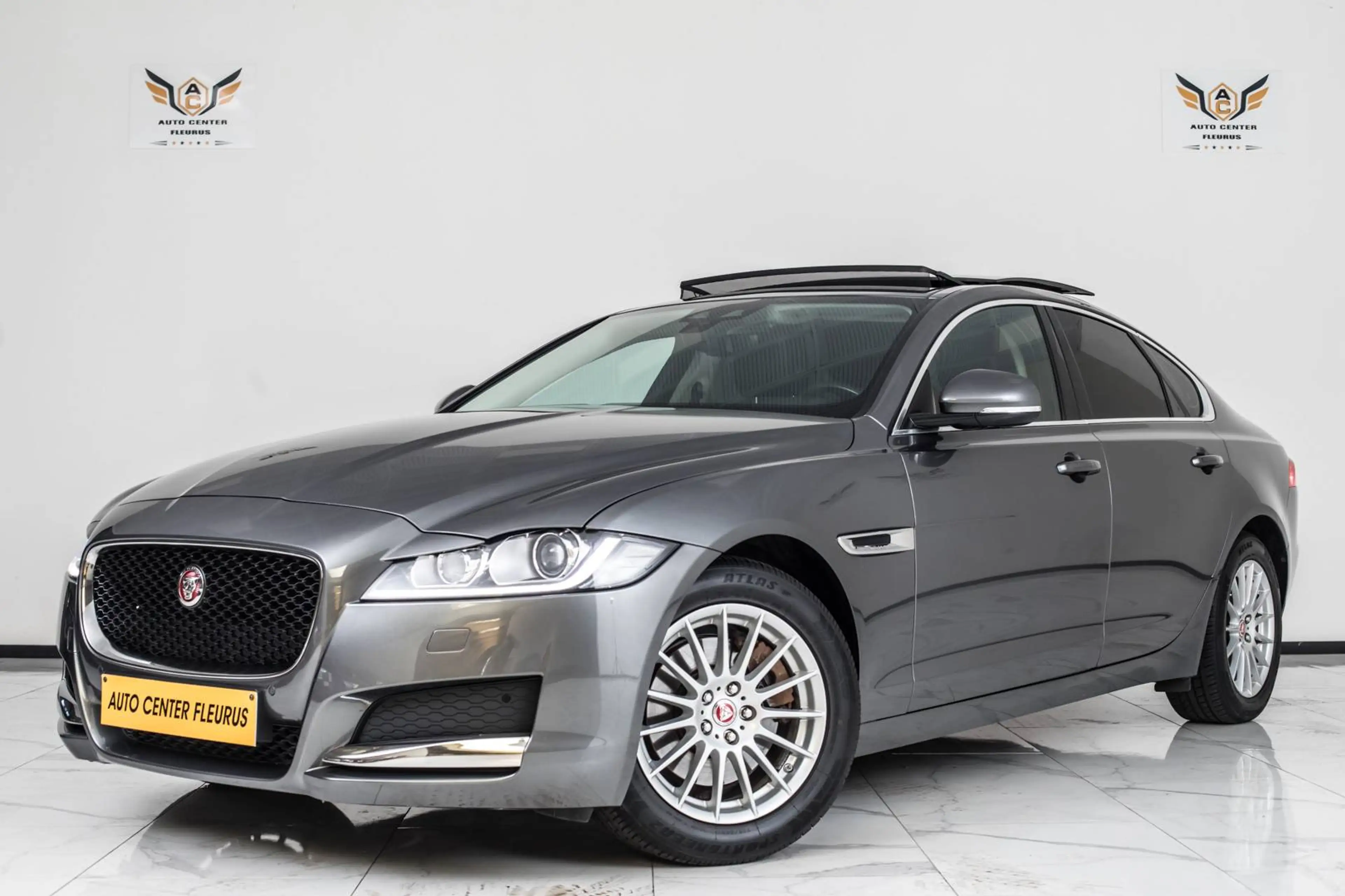 Jaguar XF 2.0 D — photo 2