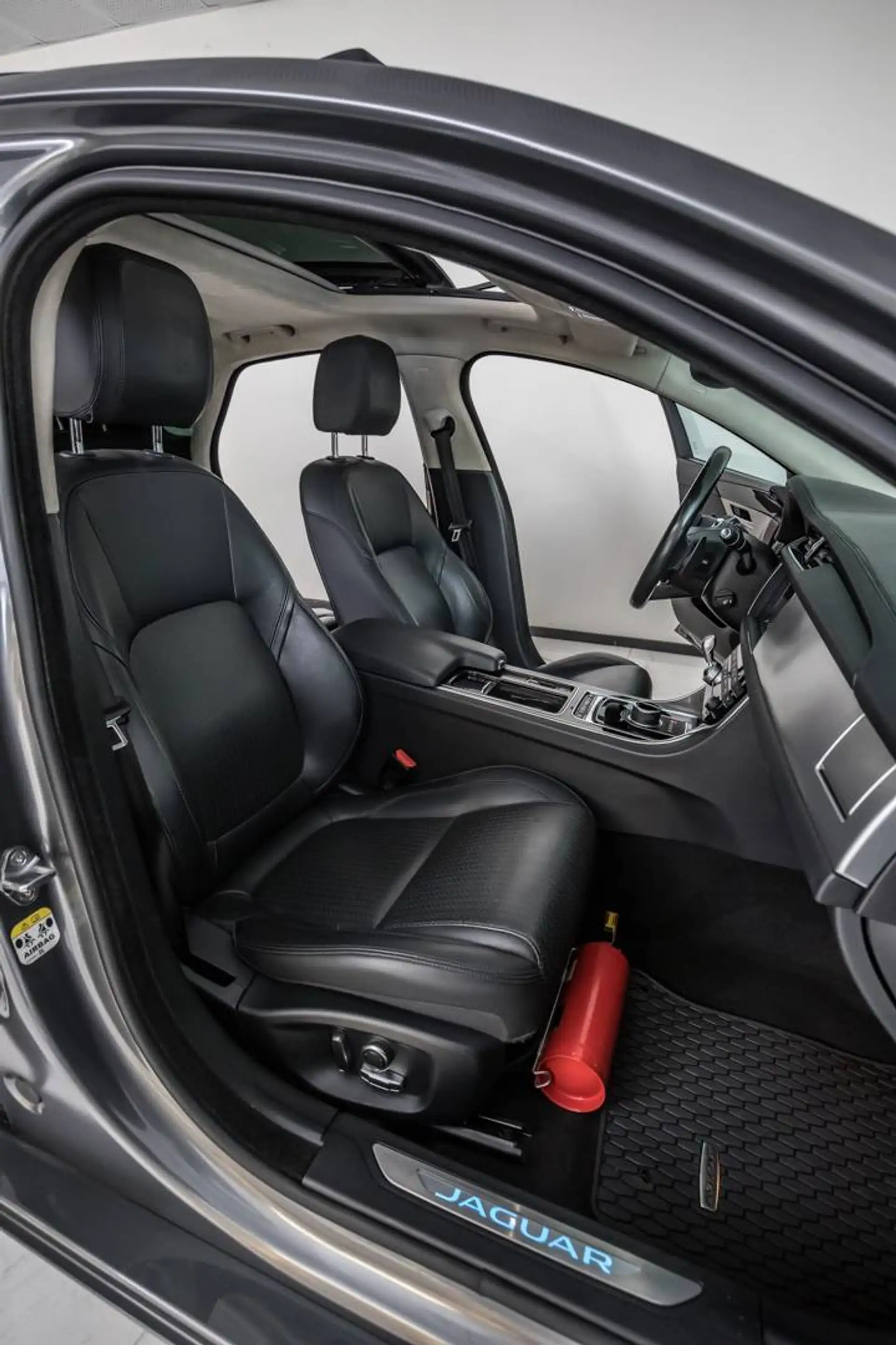 Jaguar XF 2.0 D — photo 14