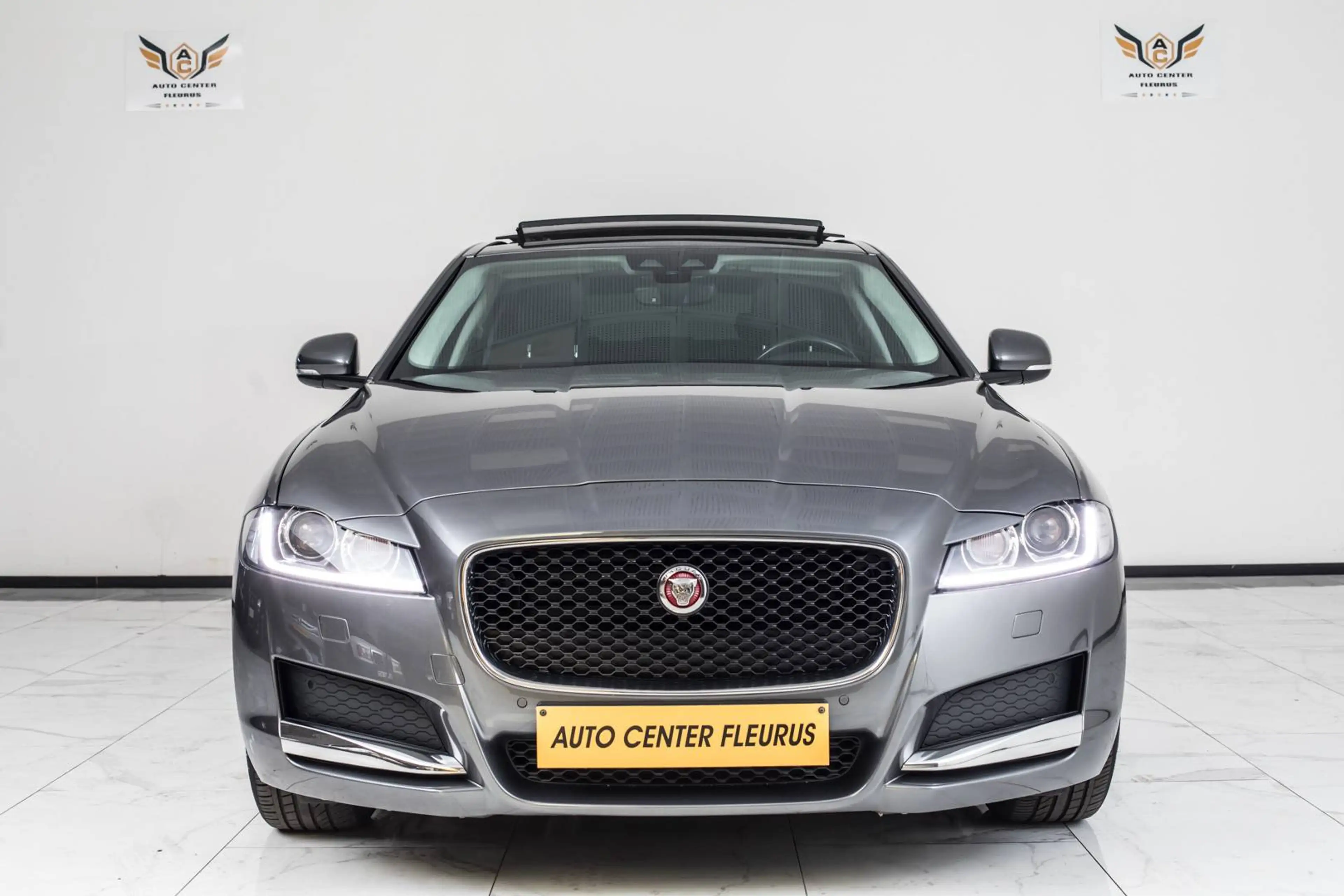 Jaguar XF 2.0 D — photo 3