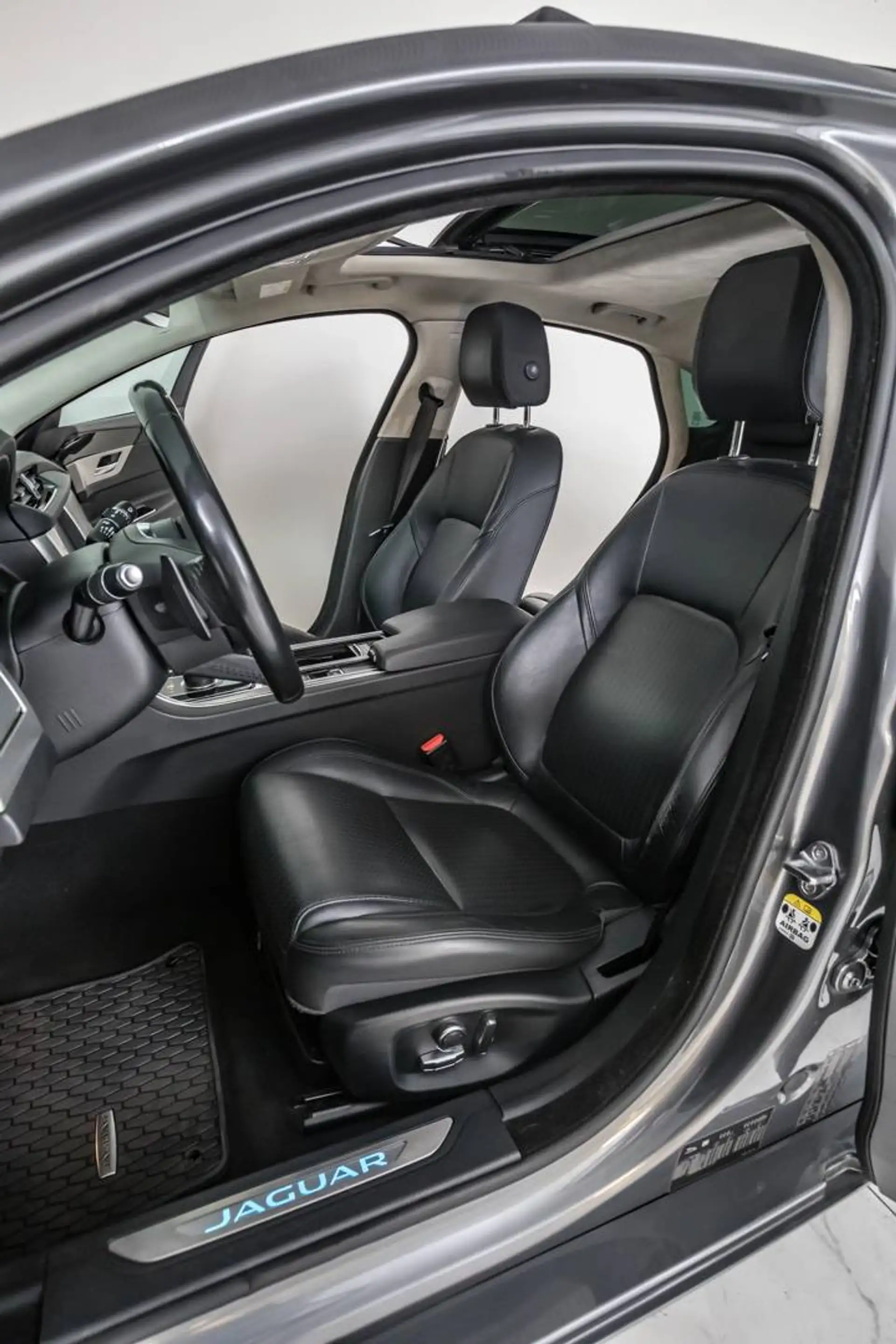 Jaguar XF 2.0 D — photo 13