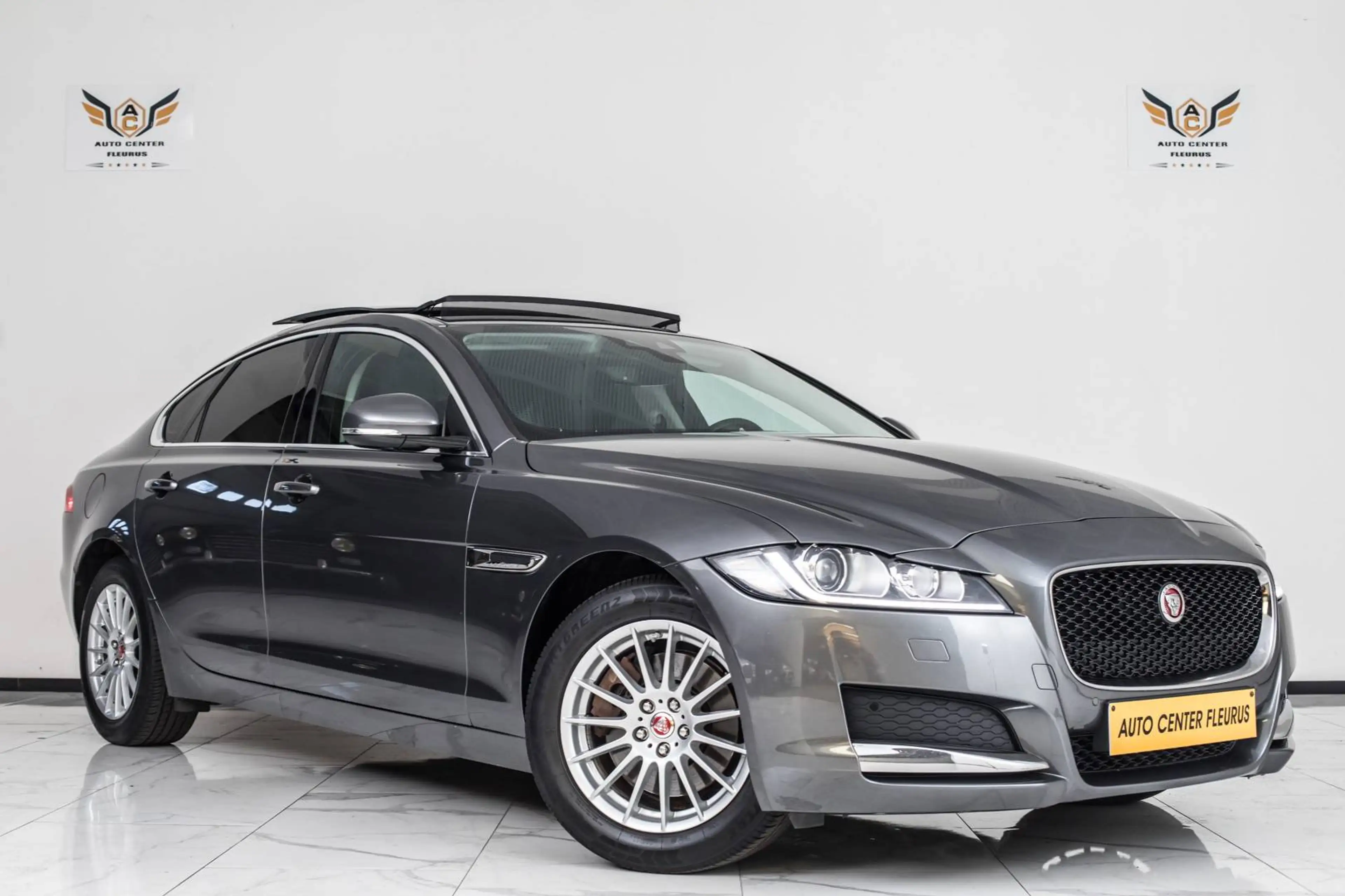 Jaguar XF 2.0 D — photo 4
