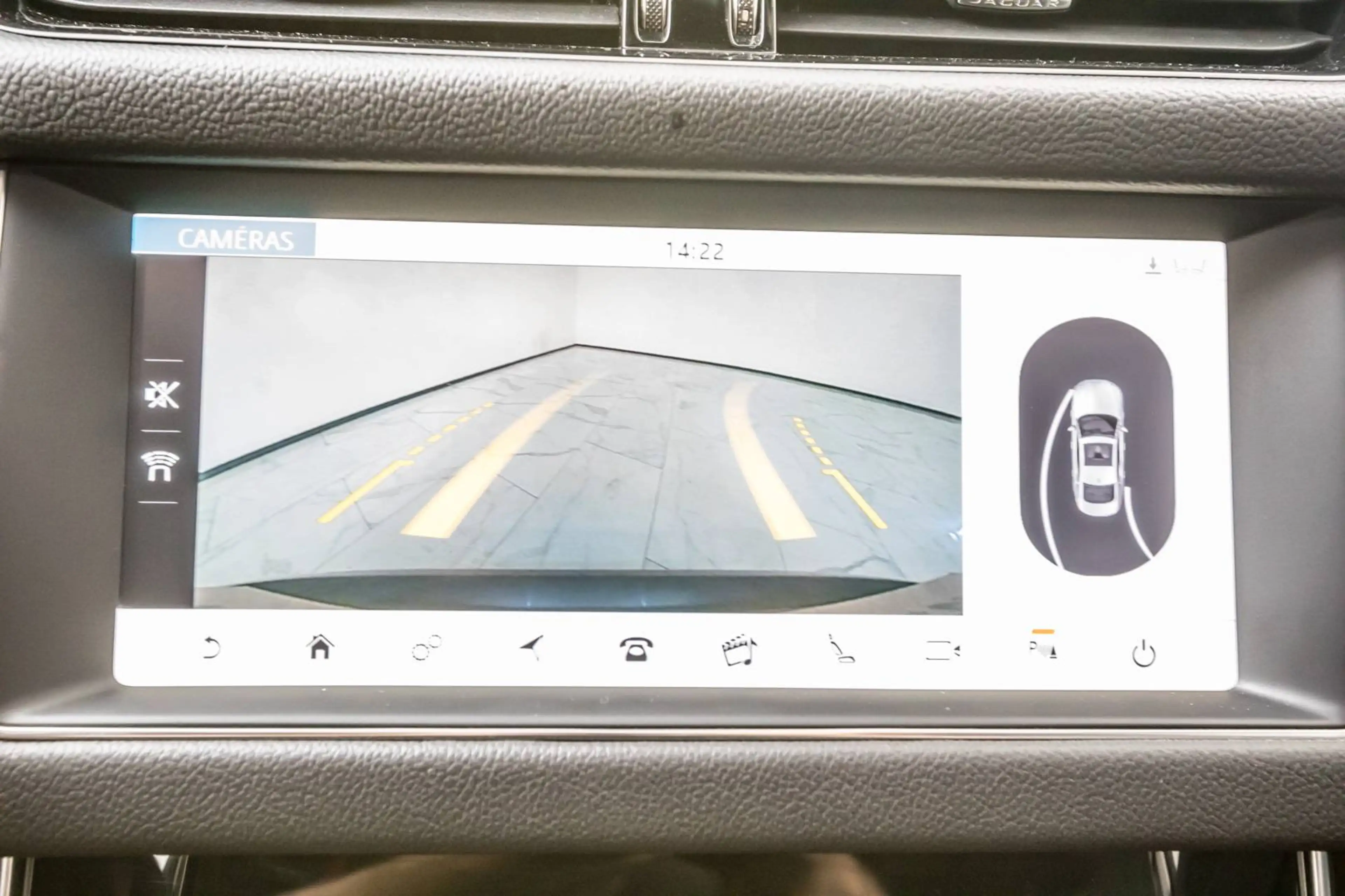 Jaguar XF 2.0 D — photo 11